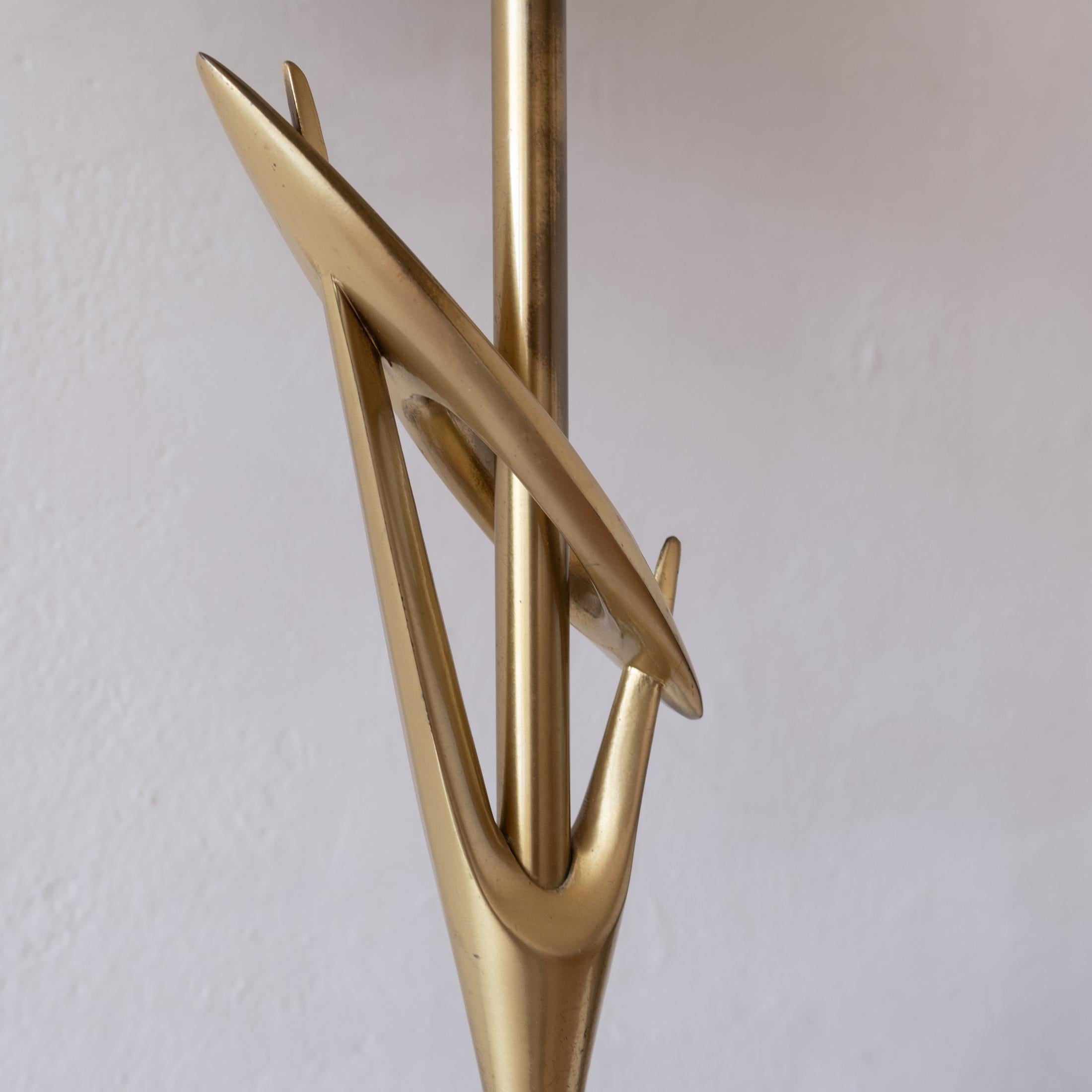 Américain Lampe de table sculpturale en laiton Hollywood Regency du milieu du siècle dernier en vente