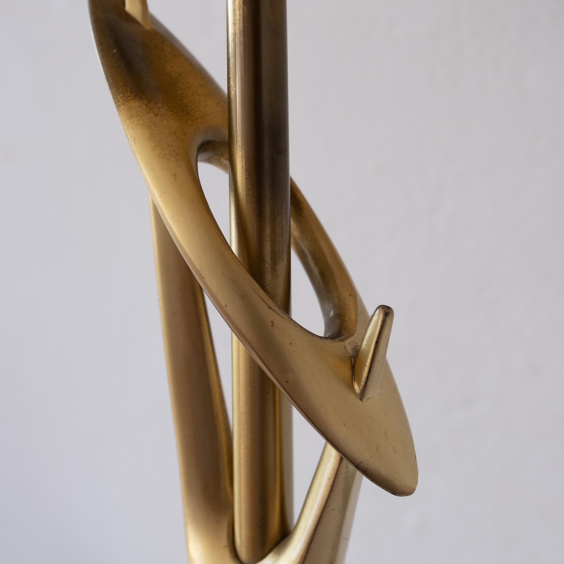 Lampe de table sculpturale en laiton Hollywood Regency du milieu du siècle dernier Bon état - En vente à San Diego, CA