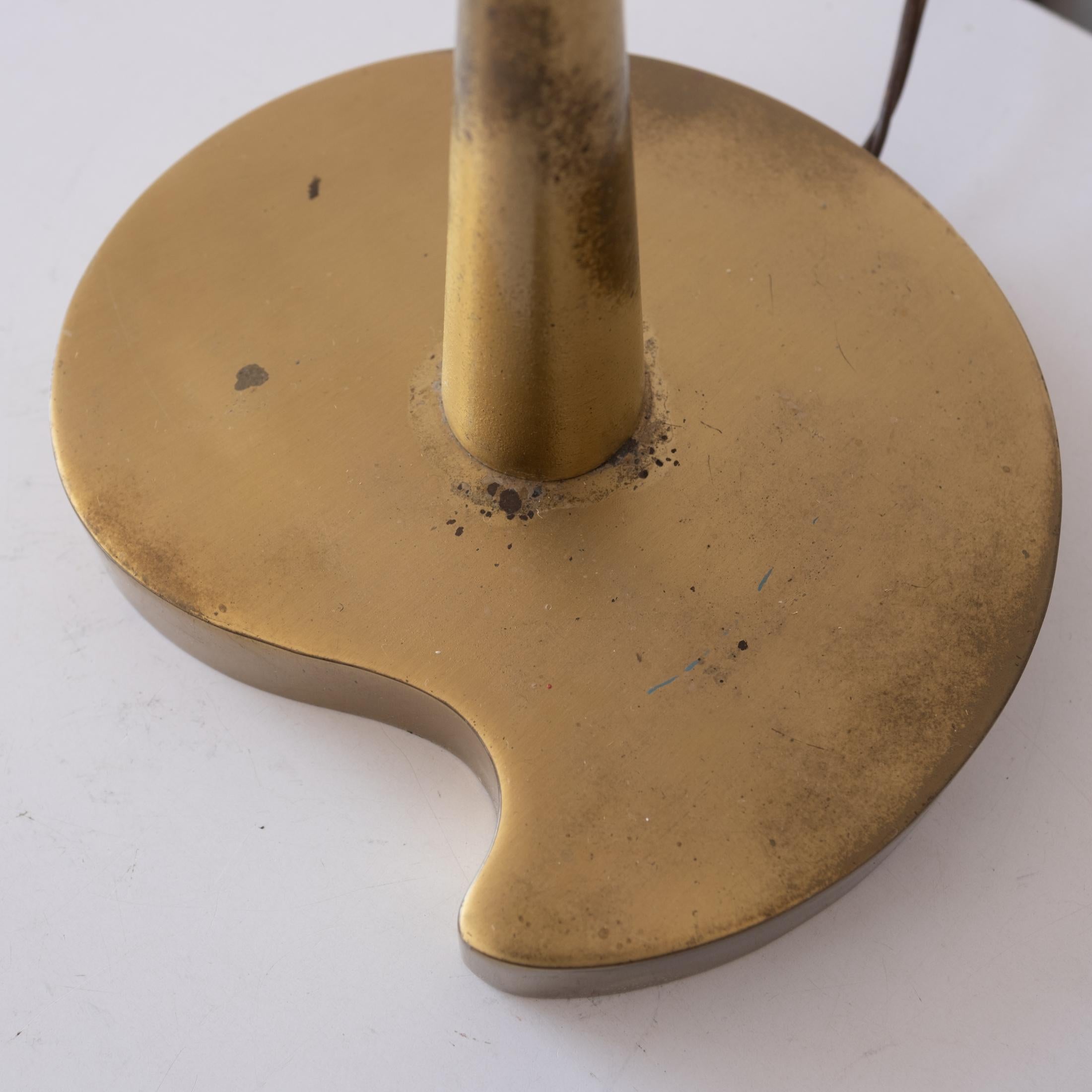 Lampe de table sculpturale en laiton Hollywood Regency du milieu du siècle dernier en vente 1