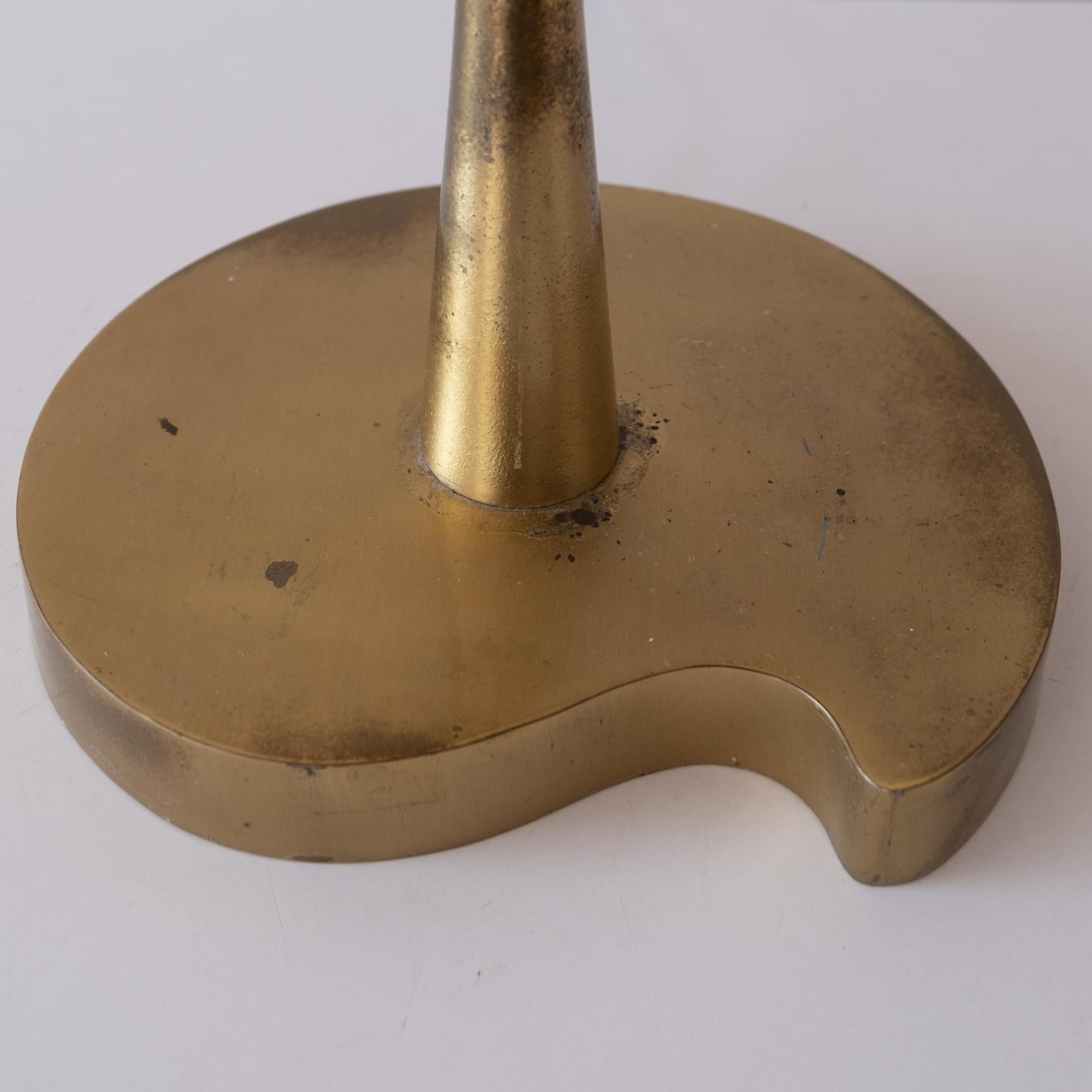 Lampe de table sculpturale en laiton Hollywood Regency du milieu du siècle dernier en vente 2