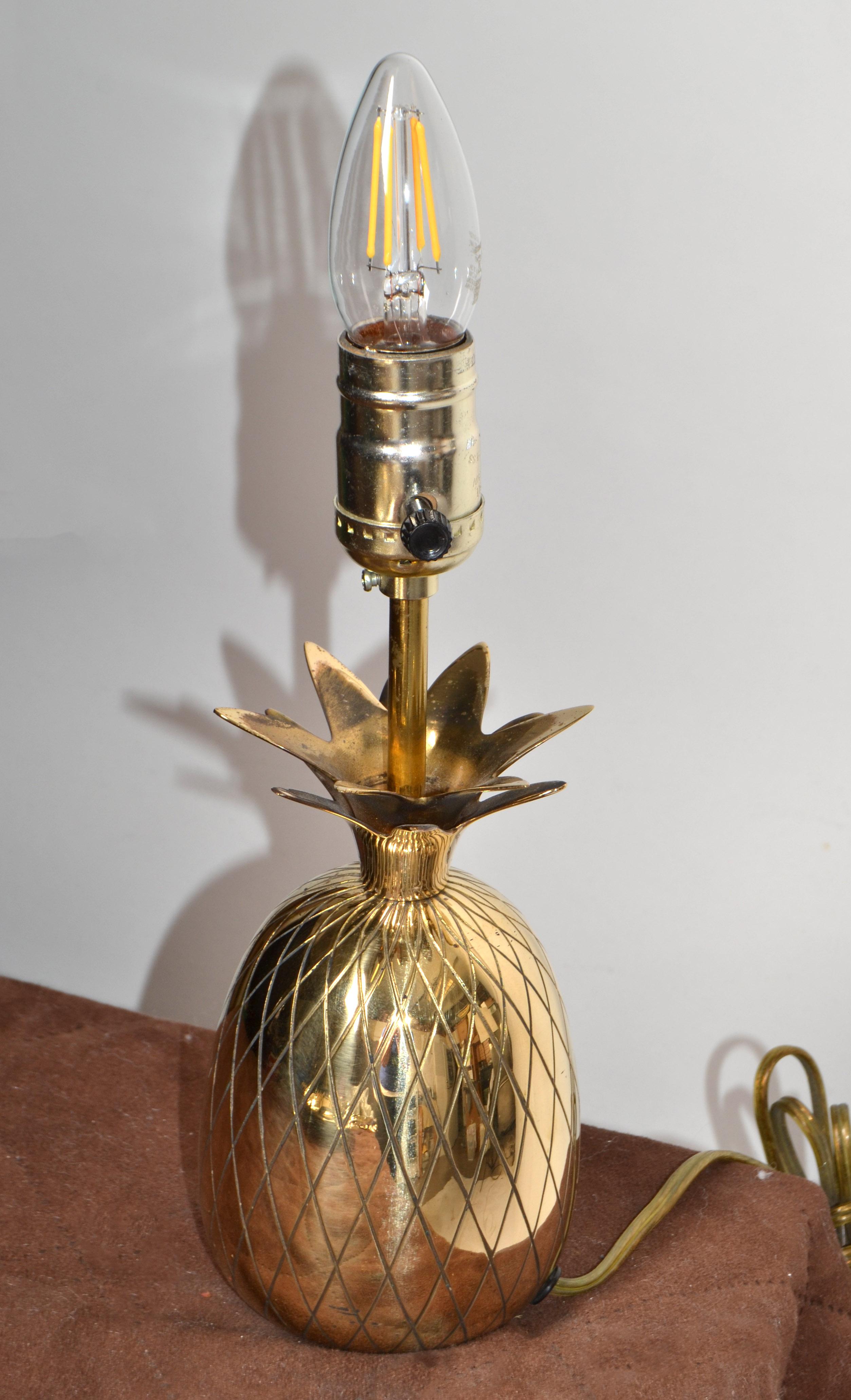 Sculptural Hollywood Regency Polished Bronze Pineapple Table Lamp Bedside Light For Sale 3