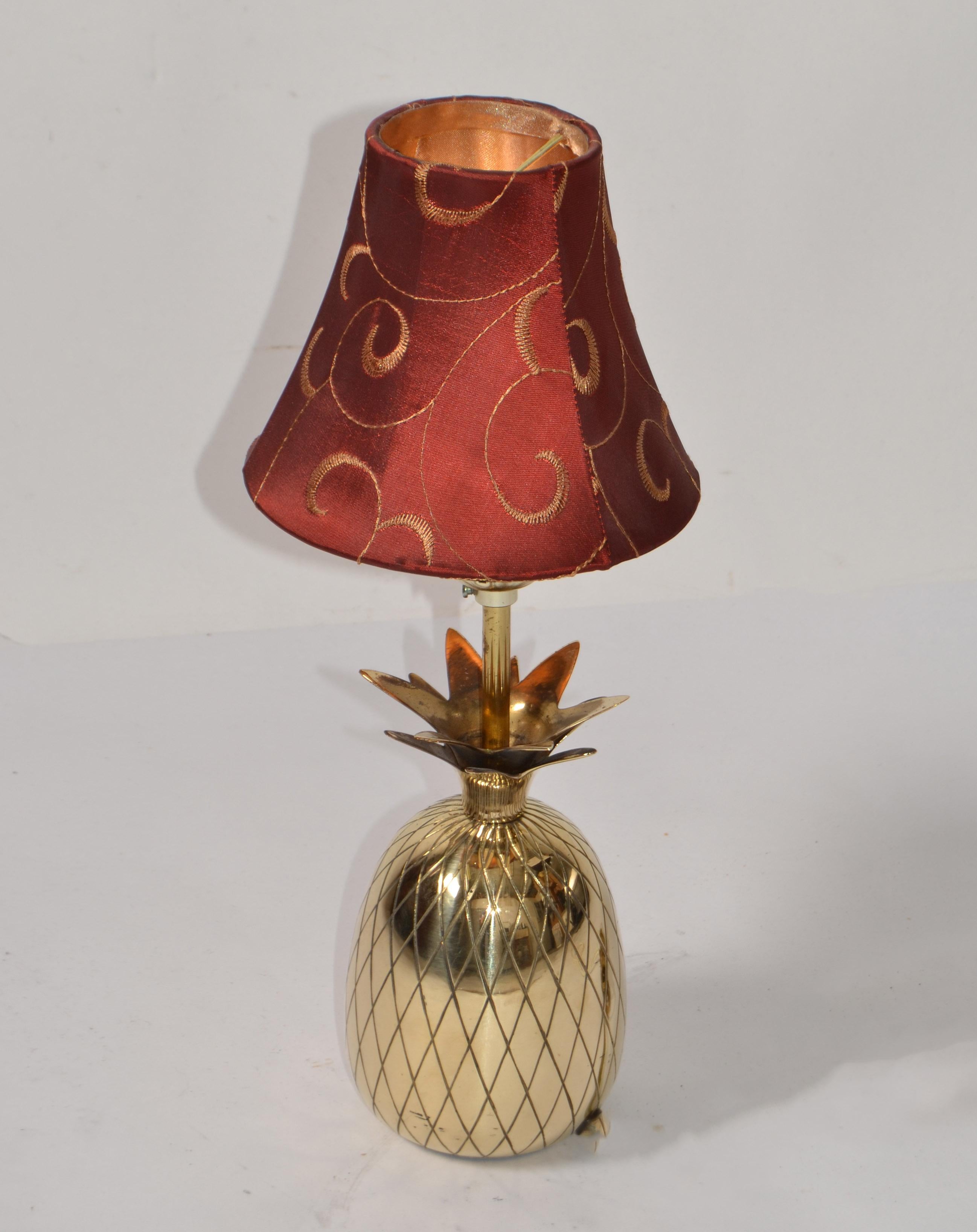 Small Hollywood Regency sculptural polished bronze pineapple table lamp or Bedside Table Light.
Has a felt cover to the base. Designed in the Style of the Frensh Artist Maison Charles and made to hold a clip-on shade.
Wired for the U.S. with