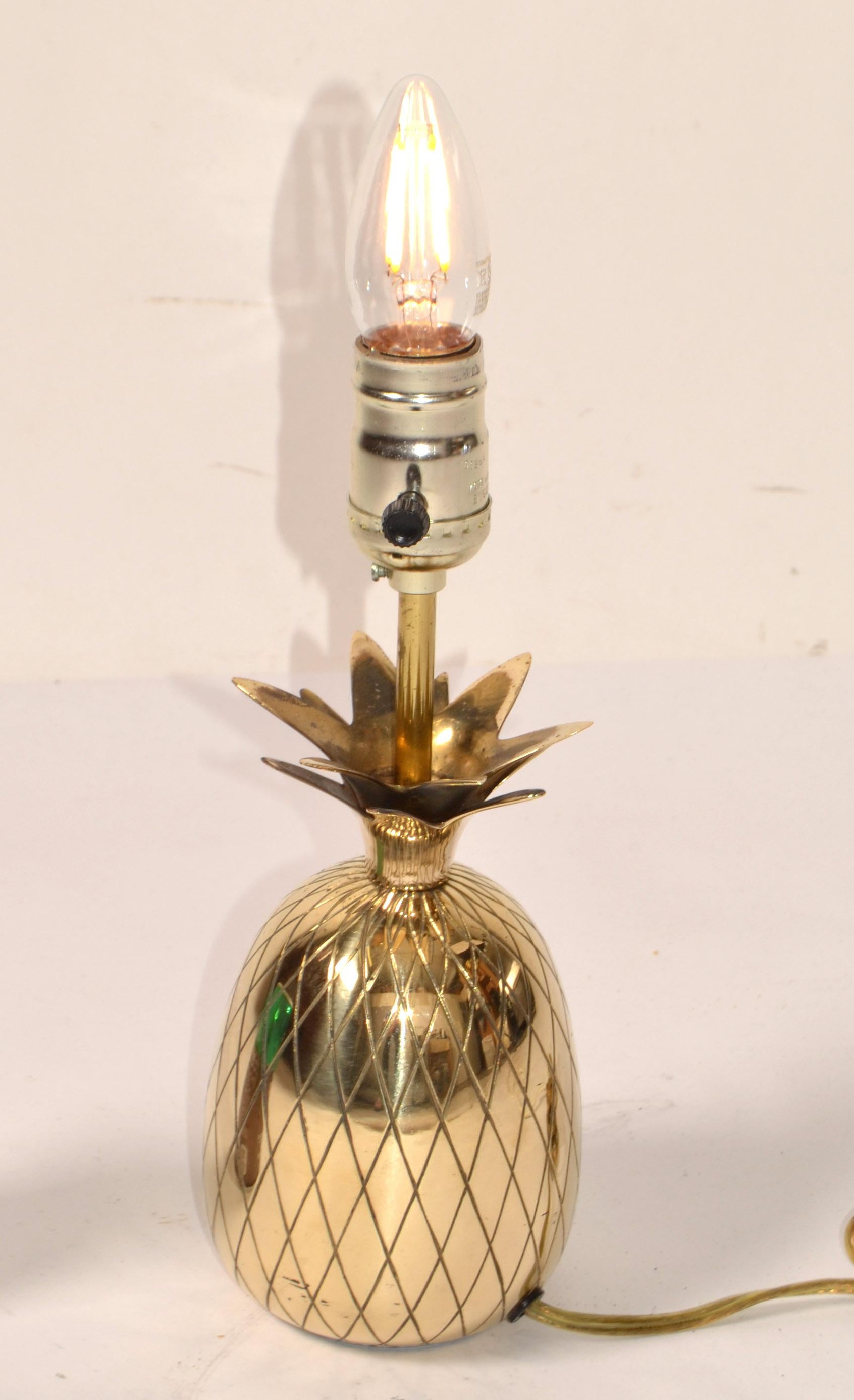 Hand-Crafted Sculptural Hollywood Regency Polished Bronze Pineapple Table Lamp Bedside Light For Sale