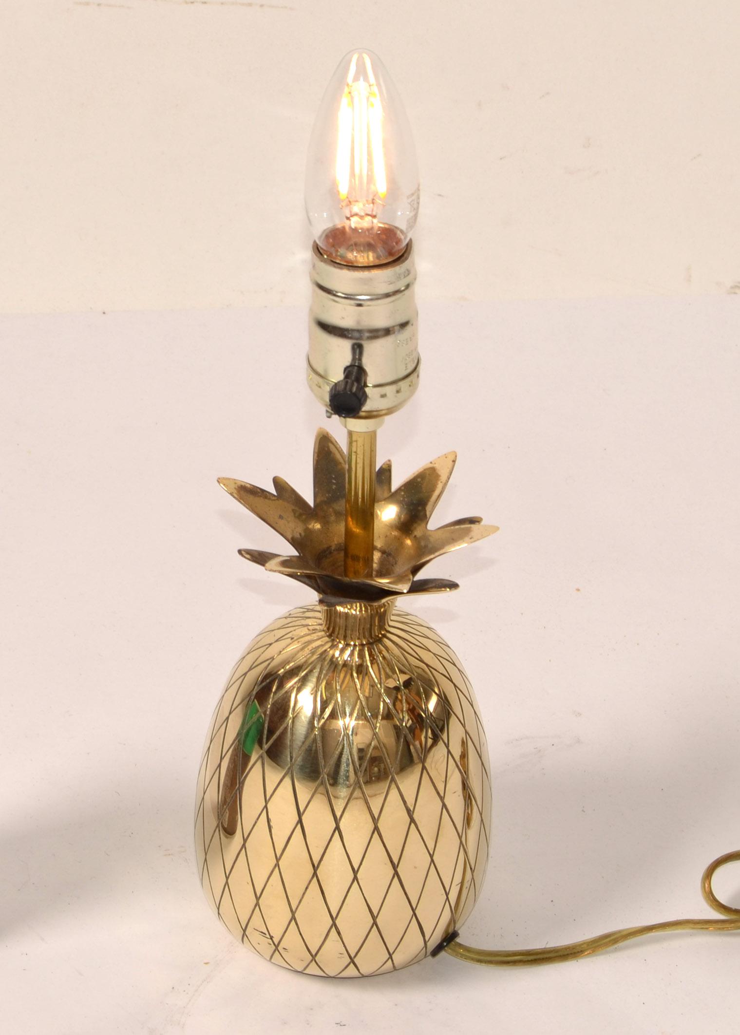 Sculptural Hollywood Regency Polished Bronze Pineapple Table Lamp Bedside Light In Good Condition For Sale In Miami, FL