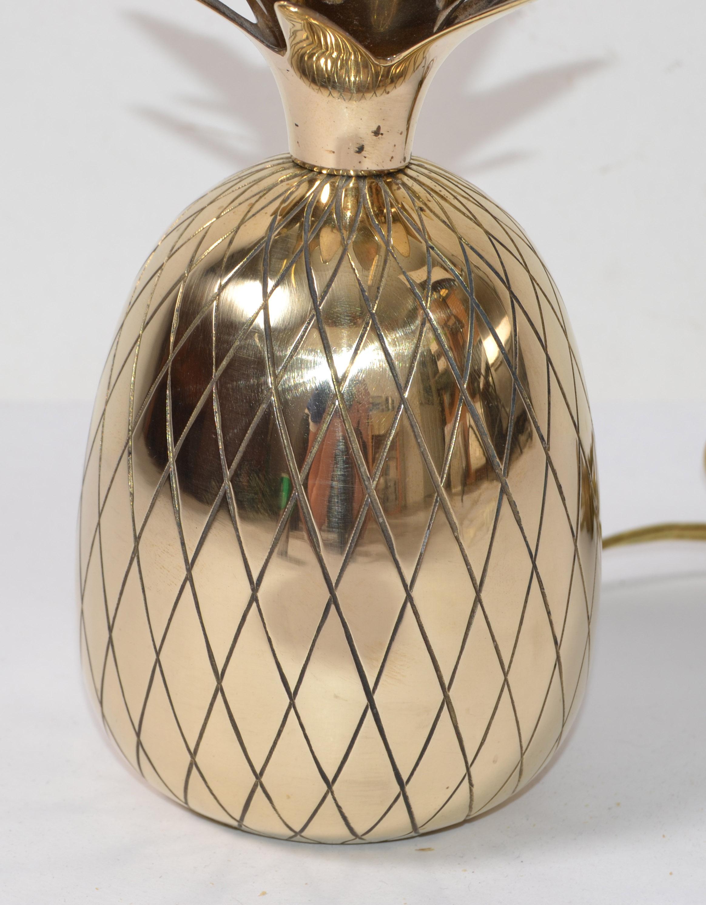 20th Century Sculptural Hollywood Regency Polished Bronze Pineapple Table Lamp Bedside Light For Sale