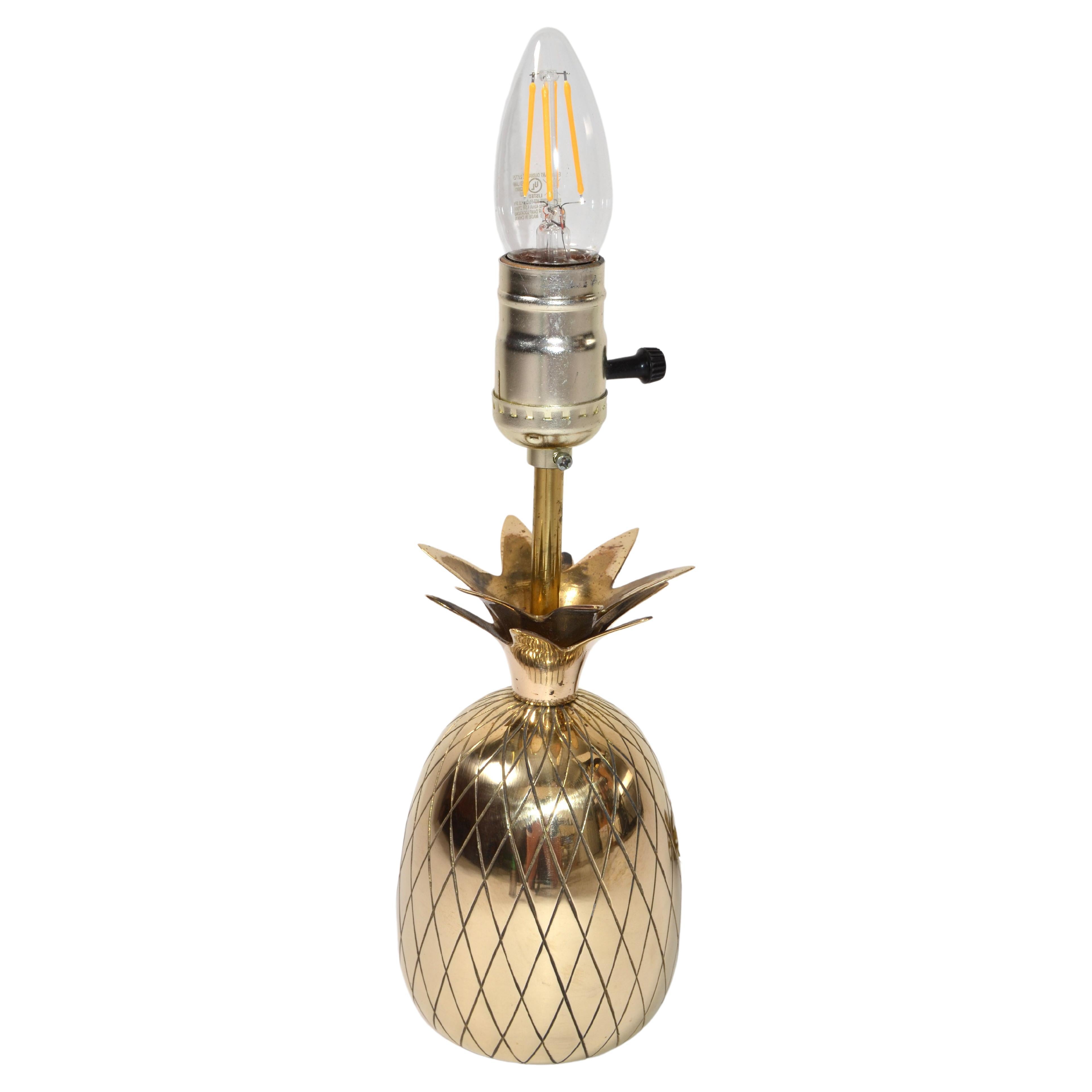 Sculptural Hollywood Regency Polished Bronze Pineapple Table Lamp Bedside Light For Sale