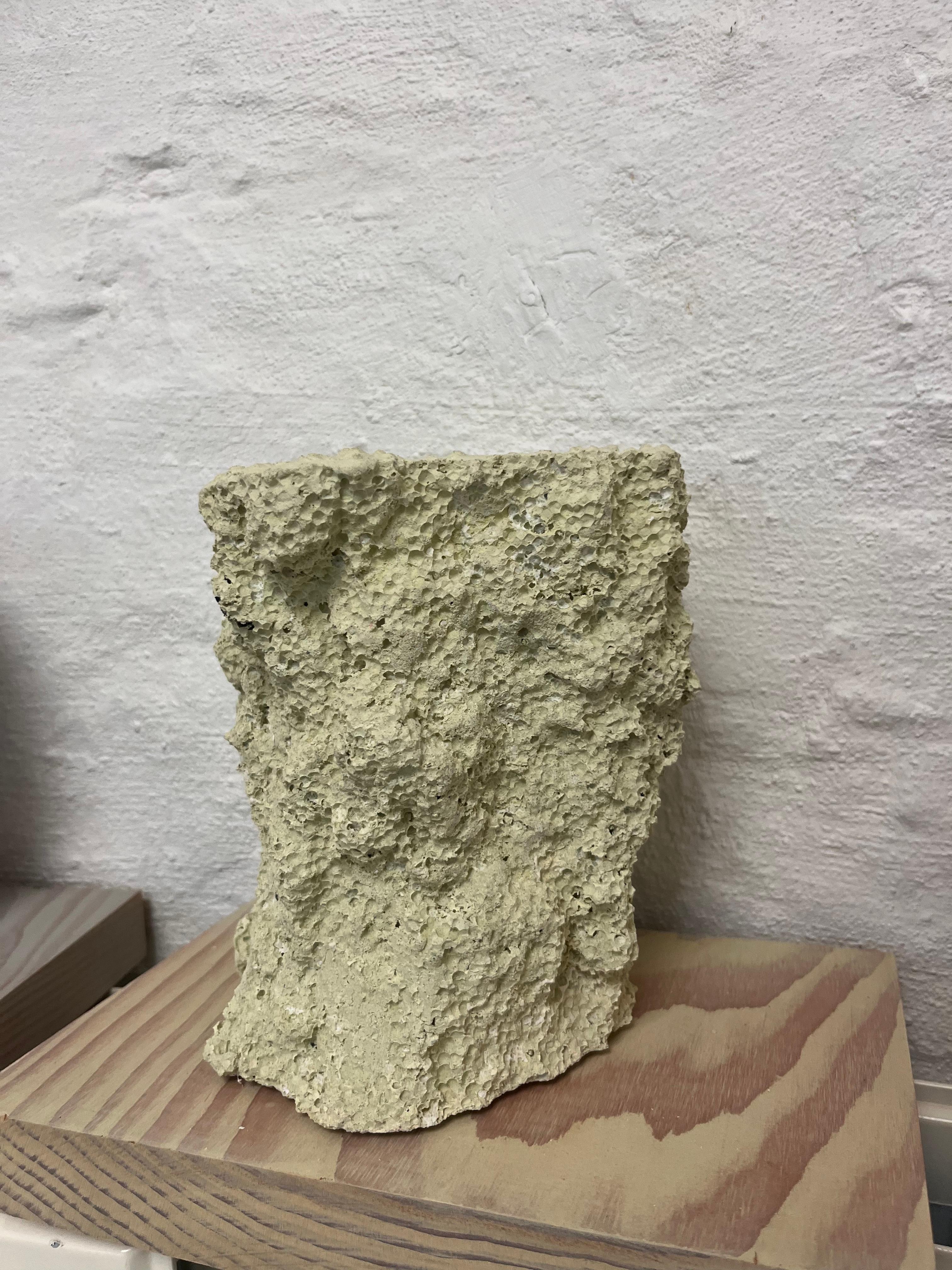 Attivata attraverso l'osservazione dell'ambiente urbano e dei loro dintorni quotidiani, la pratica condivisa dell'artista Magnus Pettersen e della designer Lea Hein mira a stravolgere la percezione dei materiali industriali attraverso la