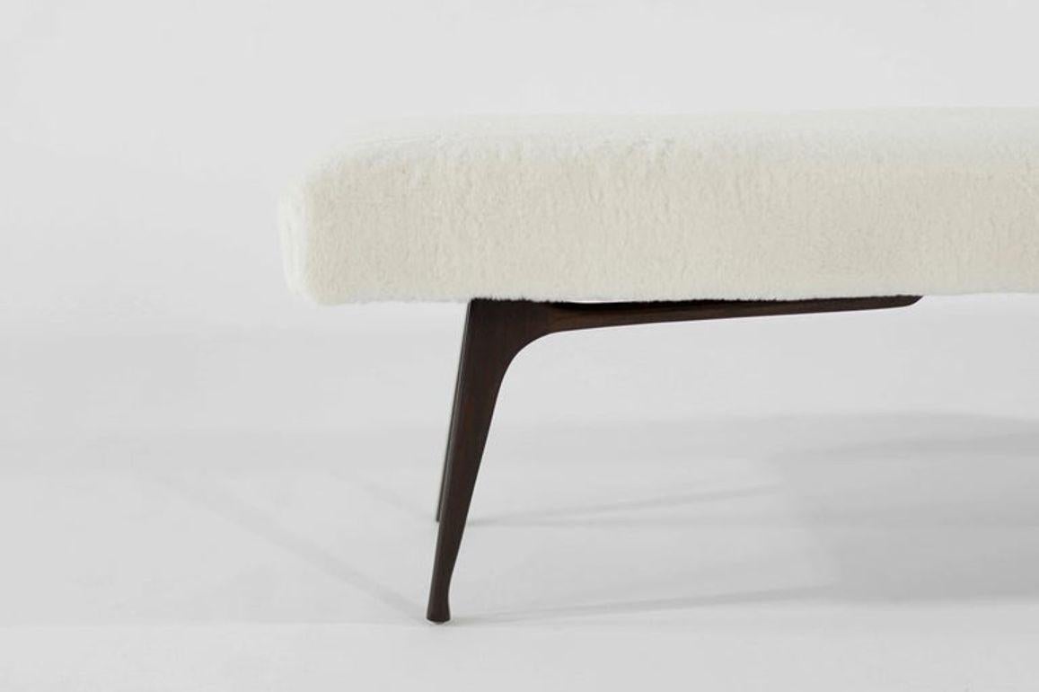 Banco escultural ICO Serie 60 en nogal especial by Stamford Modern en venta 1