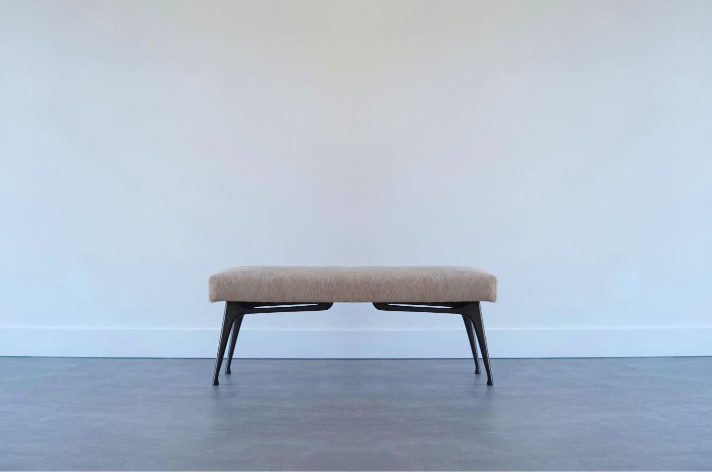Le banc ICO est un ajout étonnant à tout espace de vie moderne. Nommé d'après le célèbre designer italien Ico Parisi, ce banc met magnifiquement en valeur son esthétique légère caractéristique avec une touche d'influence italienne
