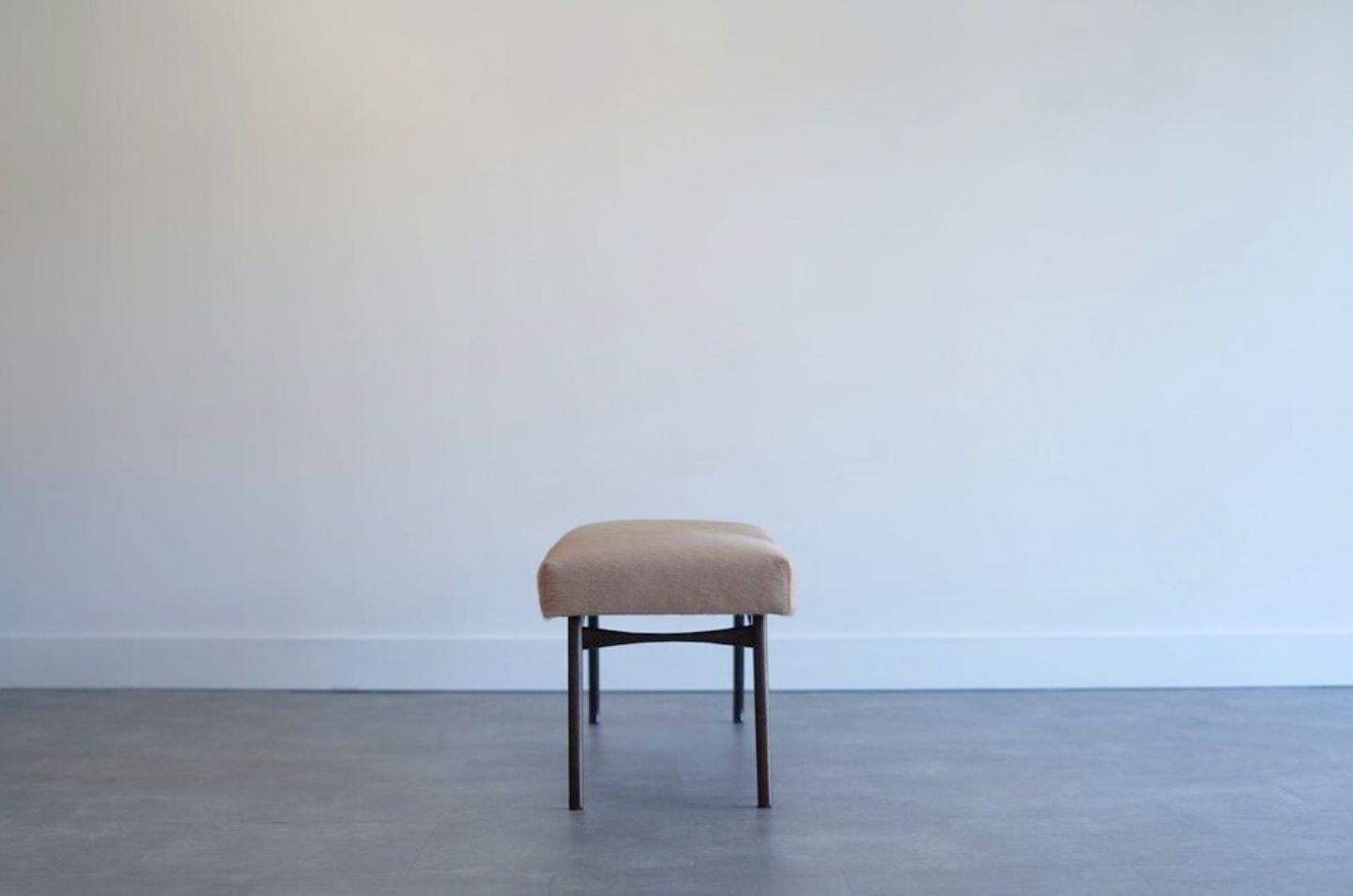 Américain Banc sculptural ICO Series 48 en Espresso de Stamford Modern en vente