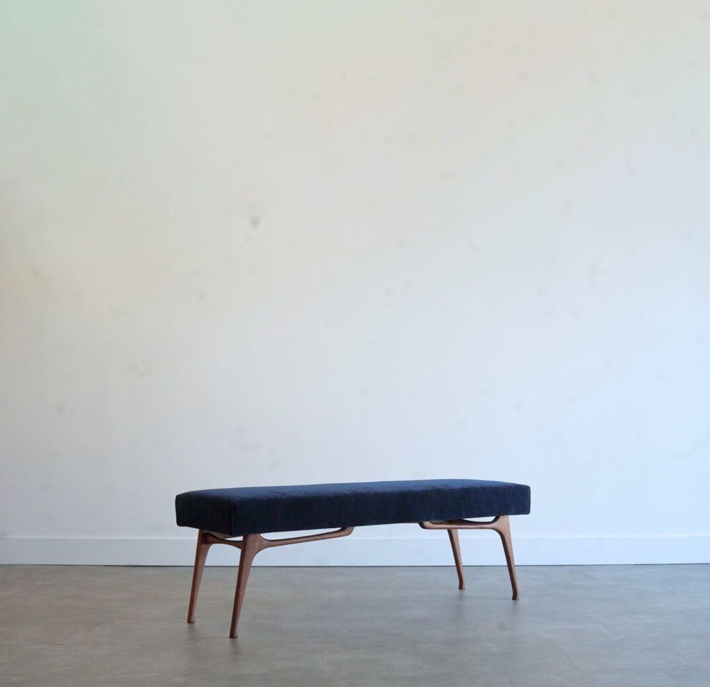 Panchina scultorea ICO Serie 54 in noce naturale di Stamford Modern In condizioni ottime in vendita a Westport, CT