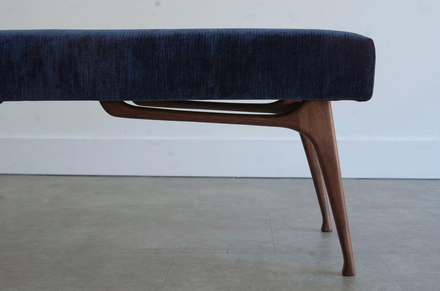 Quercia Panchina scultorea ICO Serie 54 in noce naturale di Stamford Modern in vendita