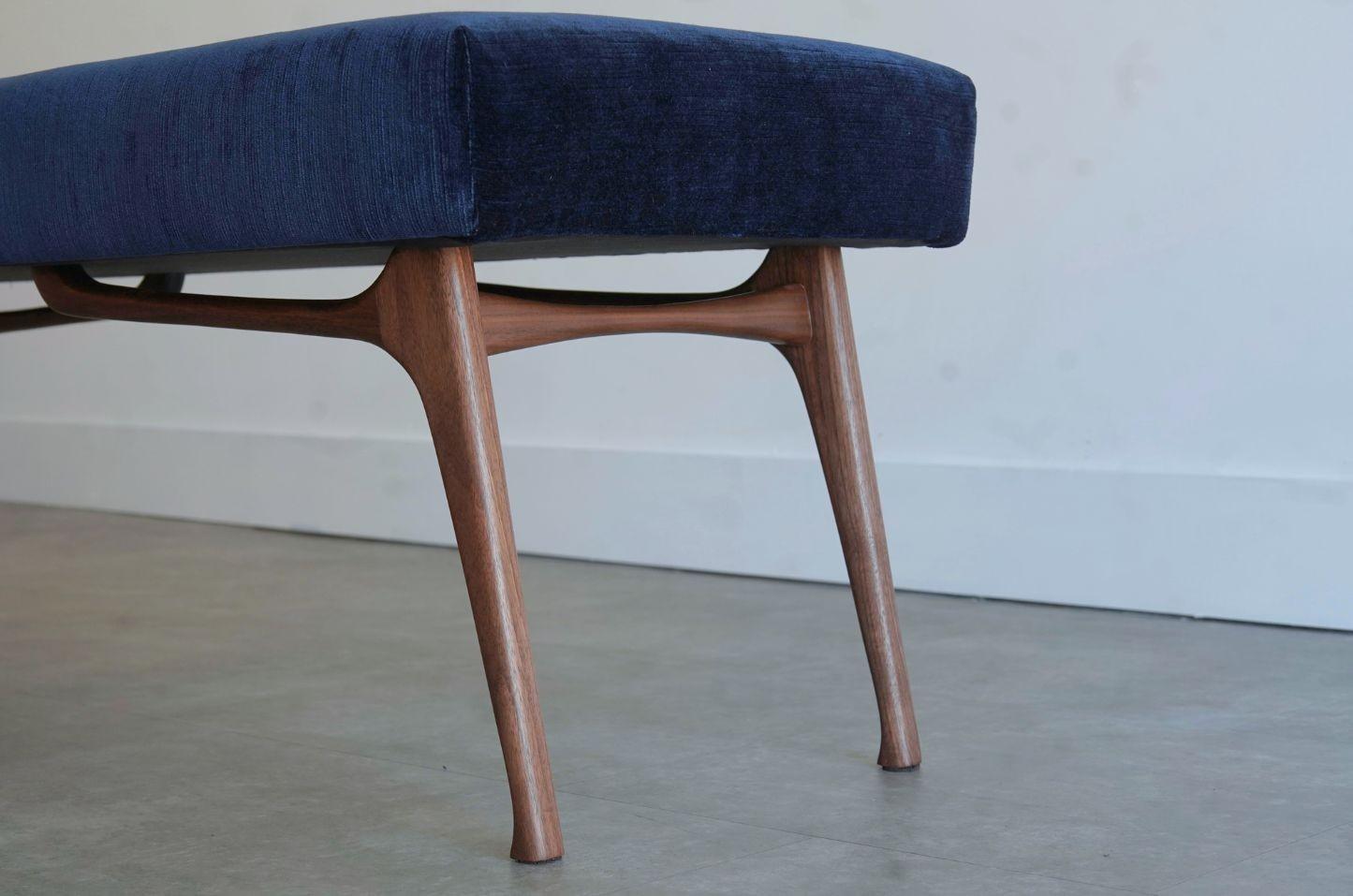 Panchina scultorea ICO Serie 54 in noce naturale di Stamford Modern in vendita 1