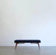 Banco escultural ICO Serie 54 en nogal natural by Stamford Modern