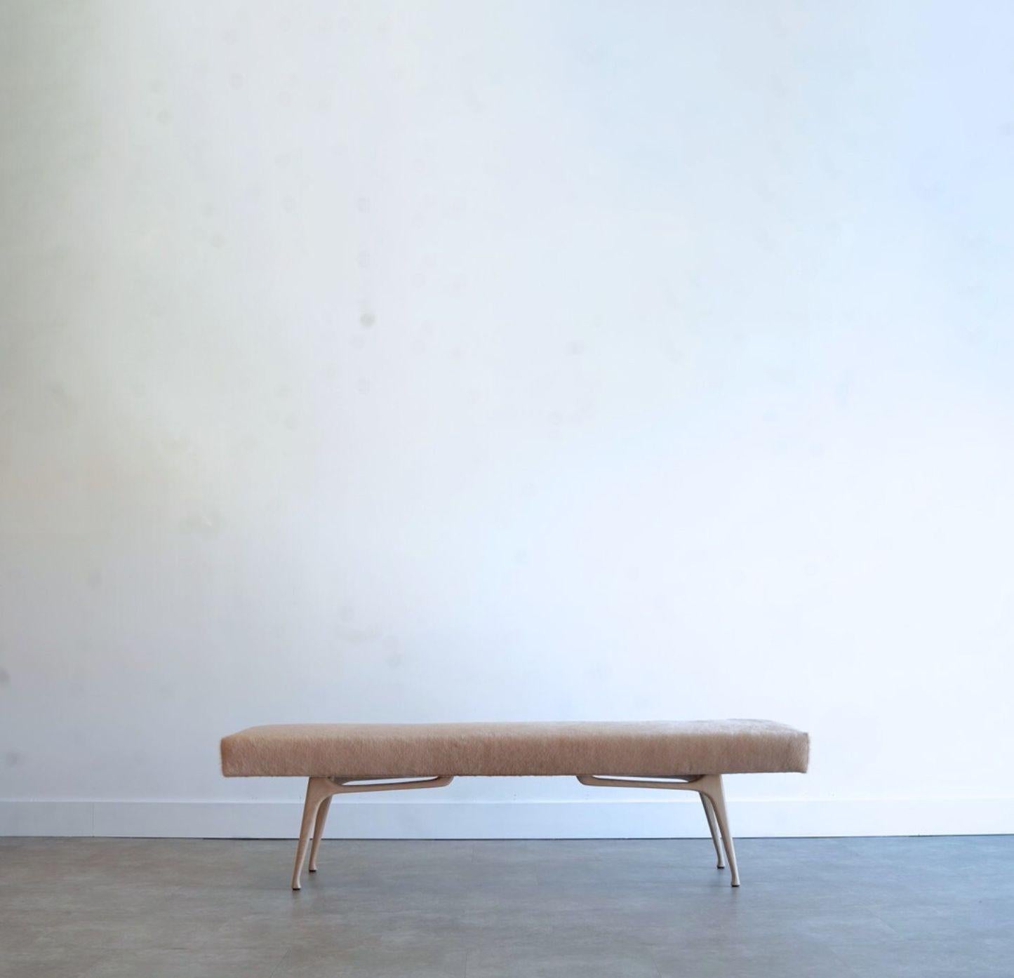 Le banc ICO est un ajout étonnant à tout espace de vie moderne. Nommé d'après le célèbre designer italien Ico Parisi, ce banc met magnifiquement en valeur son esthétique légère caractéristique avec une touche d'influence italienne