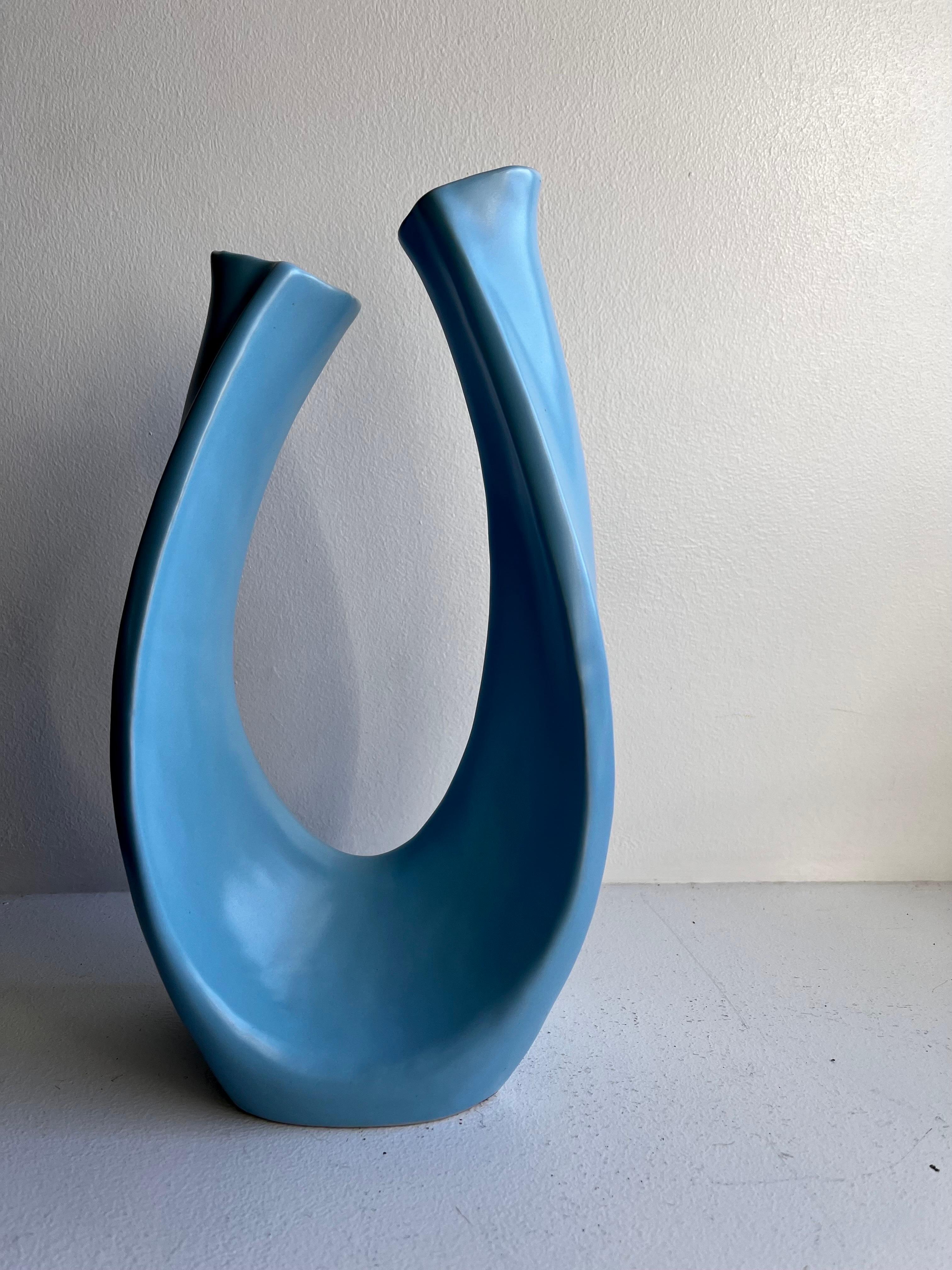 Milieu du XXe siècle Vase sculptural en céramique Ikebana, vers 1965 en vente