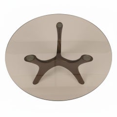 Mesa de comedor escultural de interior/exterior lacada en bronce con tapa de cristal