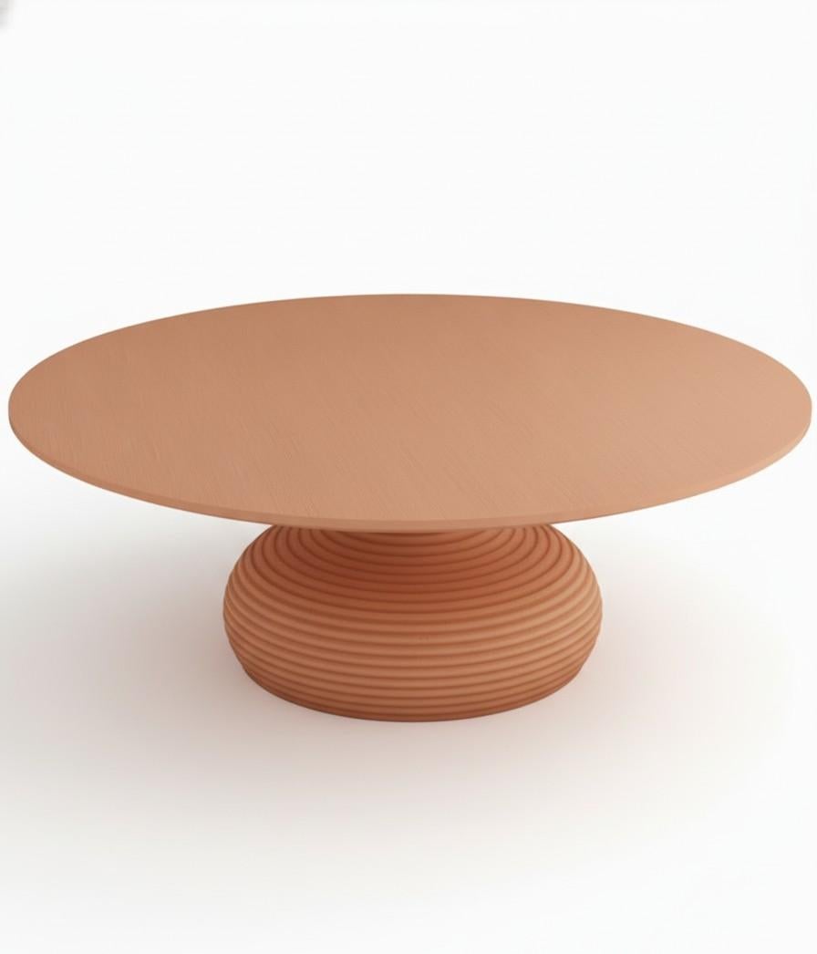 Un pezzo di design caldo e scultoreo, realizzato a mano con resina rinforzata e rifinito con una texture Terracotta Matte che evoca la bellezza naturale dell'argilla non smaltata. La superficie rivela una delicata variazione tonale e una grana
