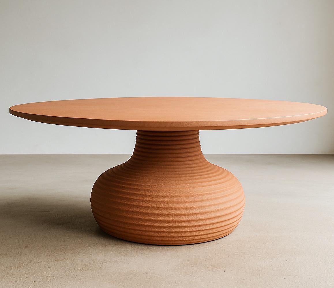 Moderno Tavolo da pranzo scultoreo per interni/esterni in terracotta artigianale con finitura opaca in vendita