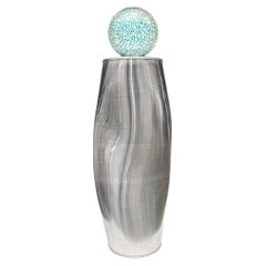 Carafe industrielle sculpturale en aluminium et argent avec un plateau en boule de verre soufflé à la main