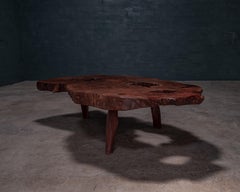 Mesa baja escultórica de madera de Ipé - Forma orgánica de borde vivo tallado a mano