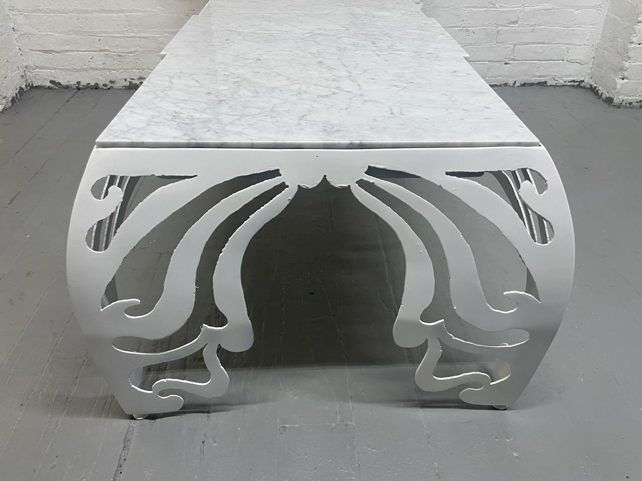 Mesa de centro escultórica de hierro y mármol blanco de Carrara.