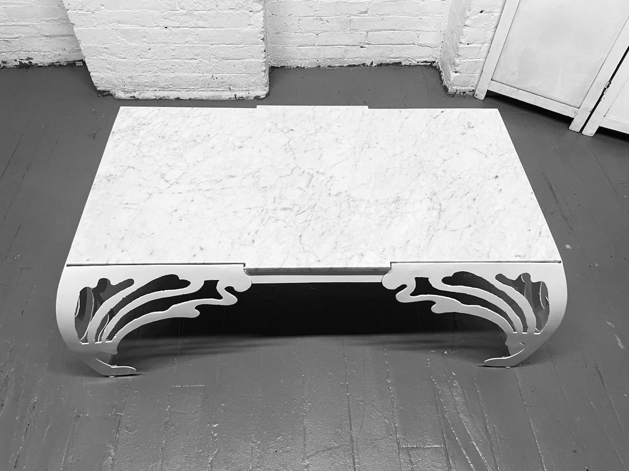 Mesa de centro escultórica de hierro y mármol de Carrara blanco Art Nouveau en venta
