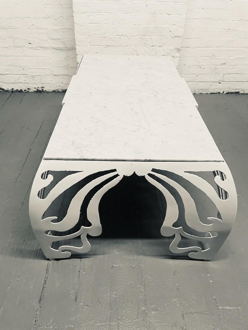 Mesa de centro escultórica de hierro y mármol de Carrara blanco Estadounidense en venta