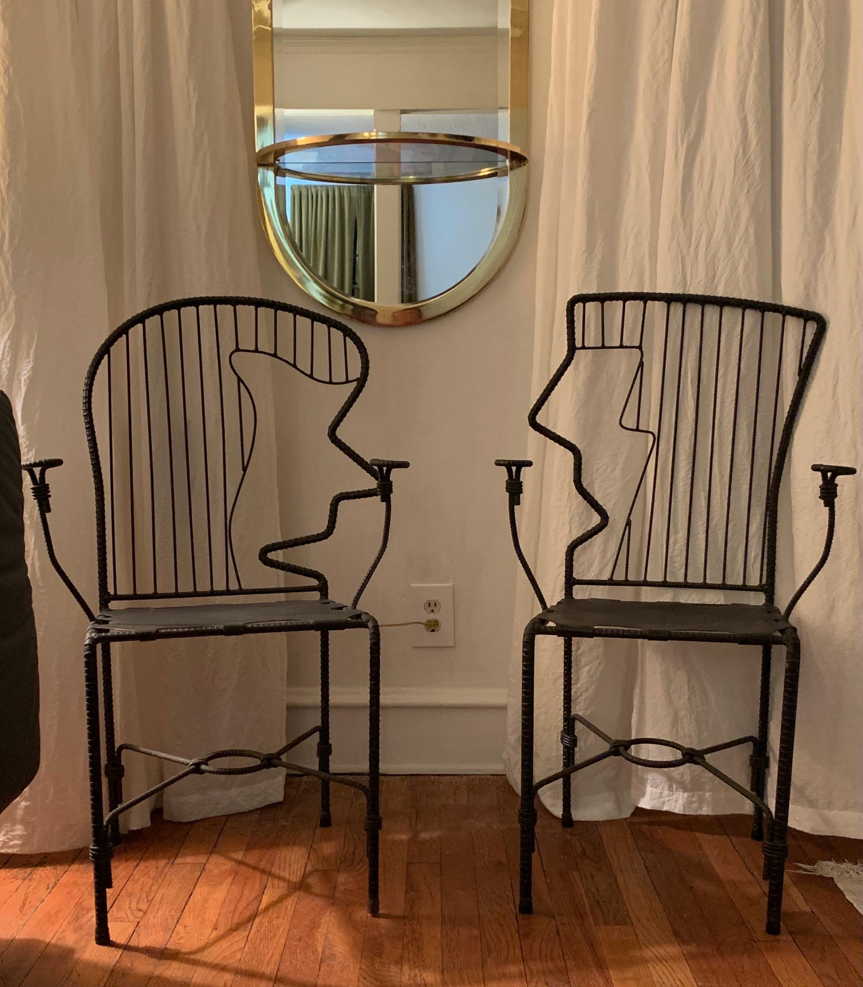 Américain Paire de chaises sculpturales à visage en fer de l'artiste industriel Ries Niemi, 1990-