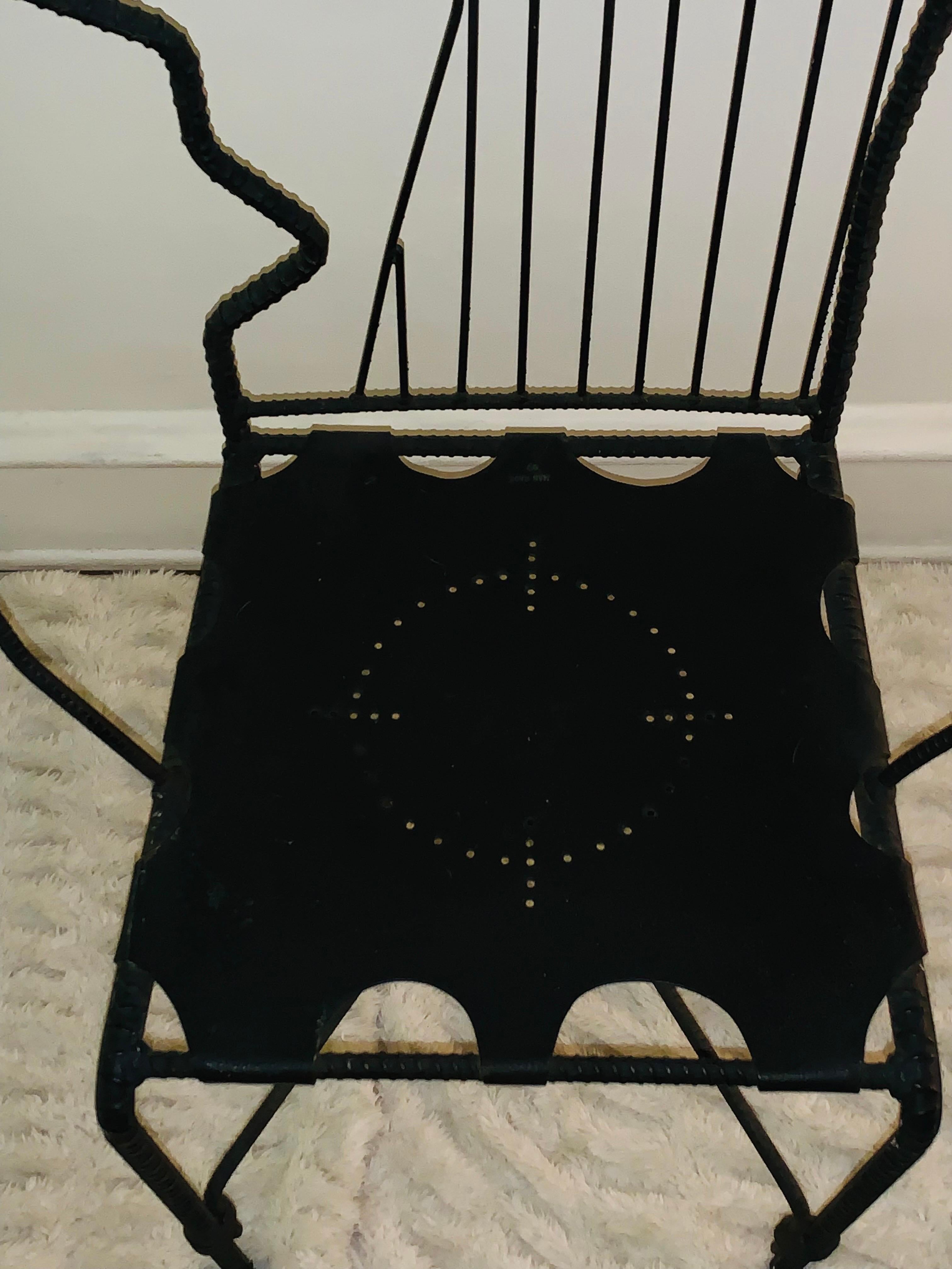 Soudé Paire de chaises sculpturales à visage en fer de l'artiste industriel Ries Niemi, 1990-