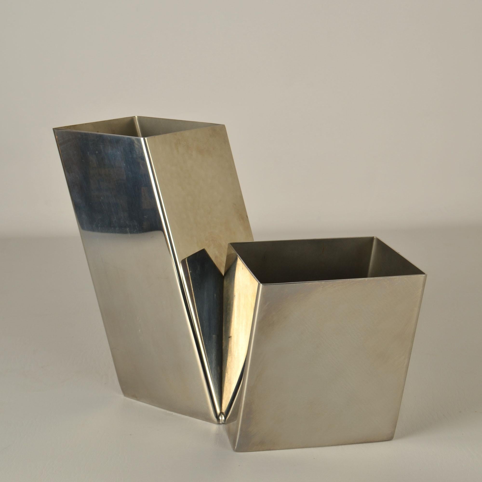 Vaso scultoreo geometrico italiano degli anni '60 composto da due sezioni appoggiate e collegate tra loro. Il vaso è costruito in acciaio inossidabile.
