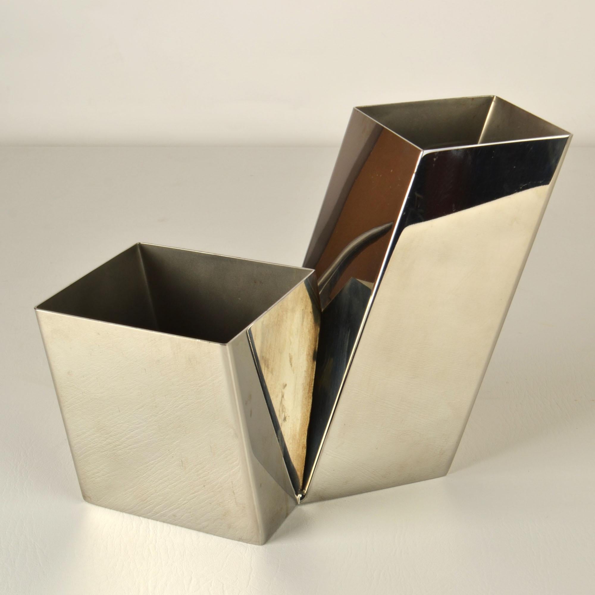 Italiano Vaso scultoreo in metallo italiano degli anni '60 in vendita