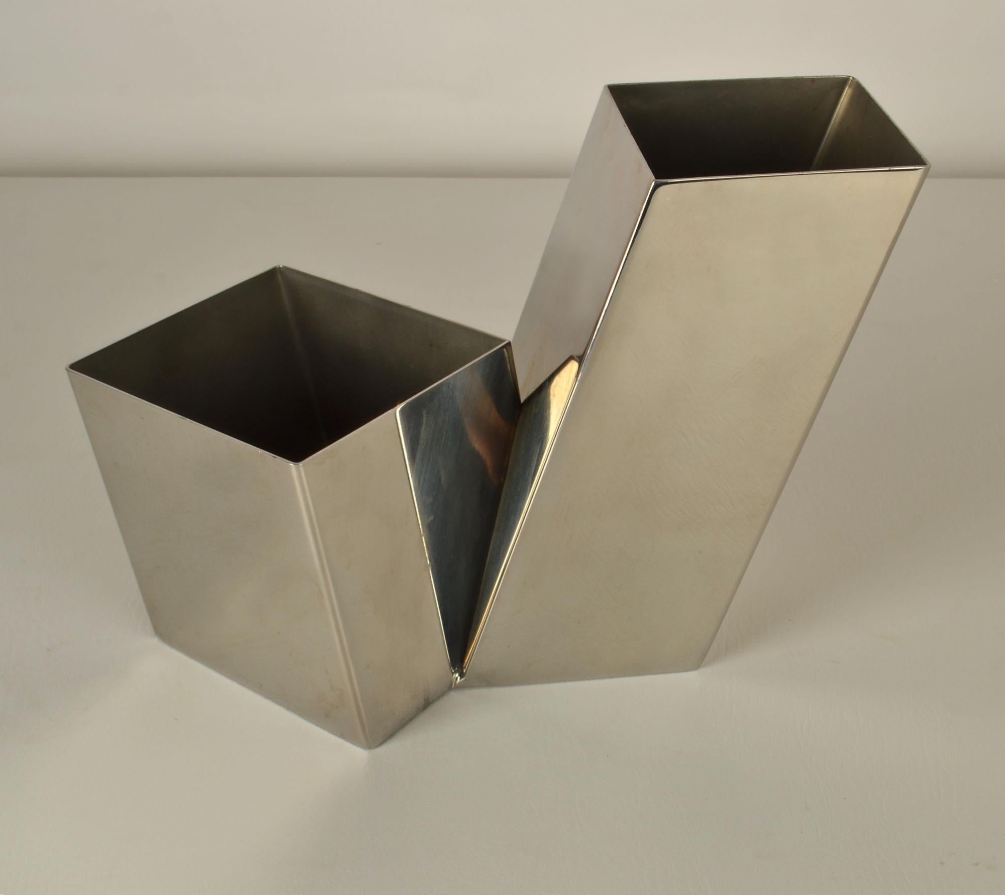 Vaso scultoreo in metallo italiano degli anni '60 In condizioni ottime in vendita a London, GB