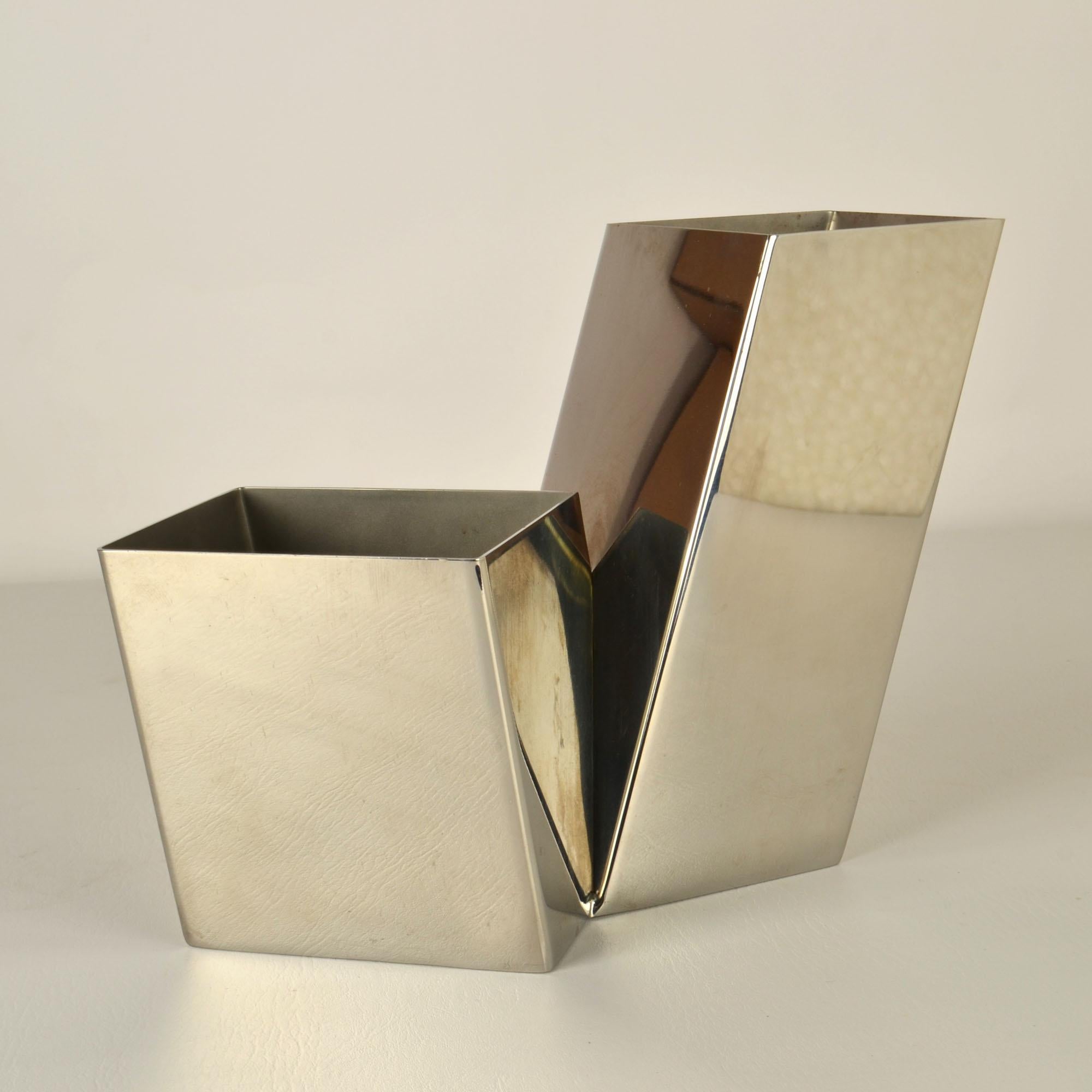 Metà XX secolo Vaso scultoreo in metallo italiano degli anni '60 in vendita