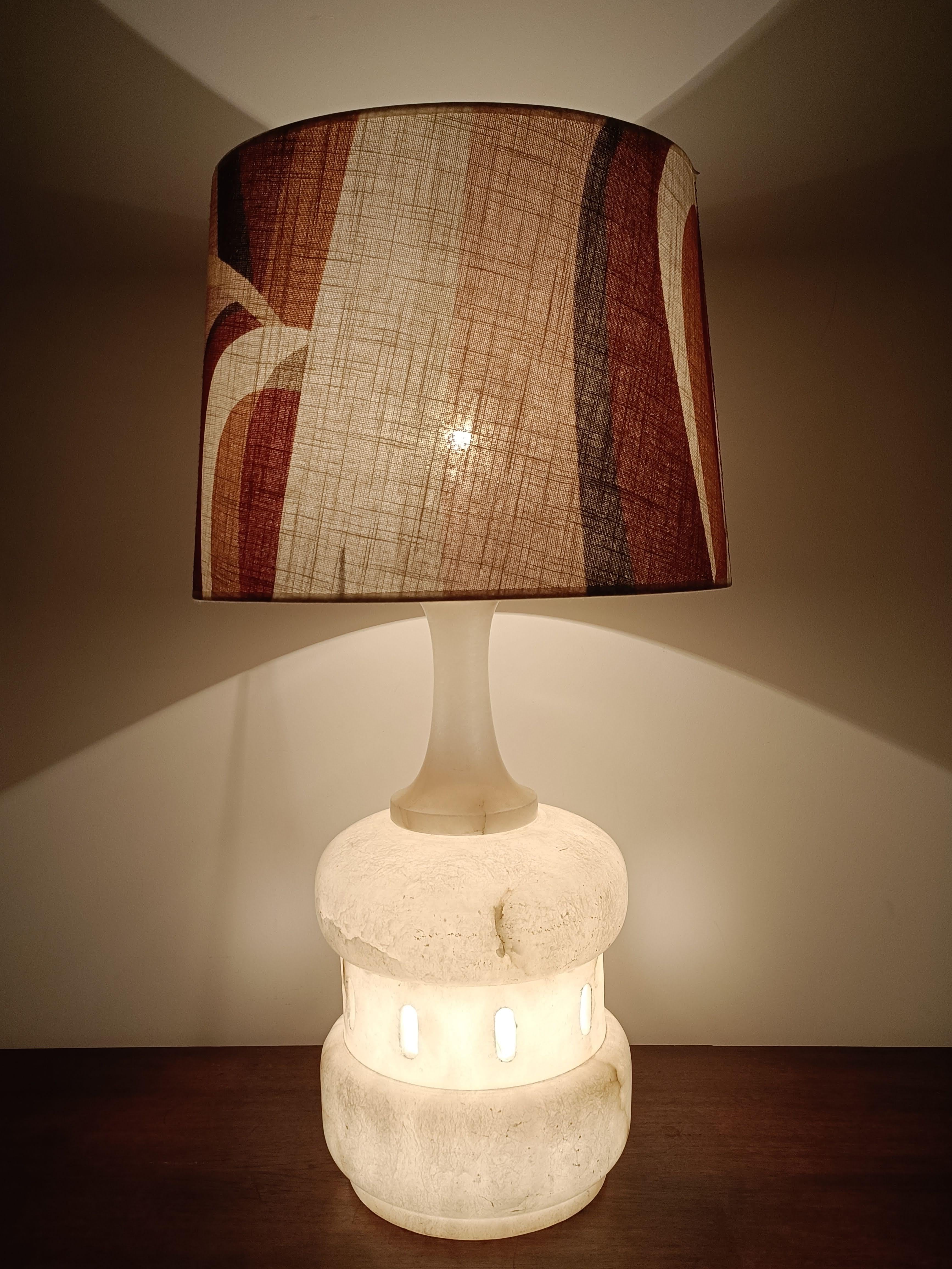 Superb Italian alabaster lamp with custom linen lampshade from Kohroitaly manufacture
.
Dimensions :
Total height of the lamp : 77 cm
Shade height : 30 cm
Shade diameter : 40 cm
Diameter of the lamp base : 26 cm
.
It has a double lighting : the