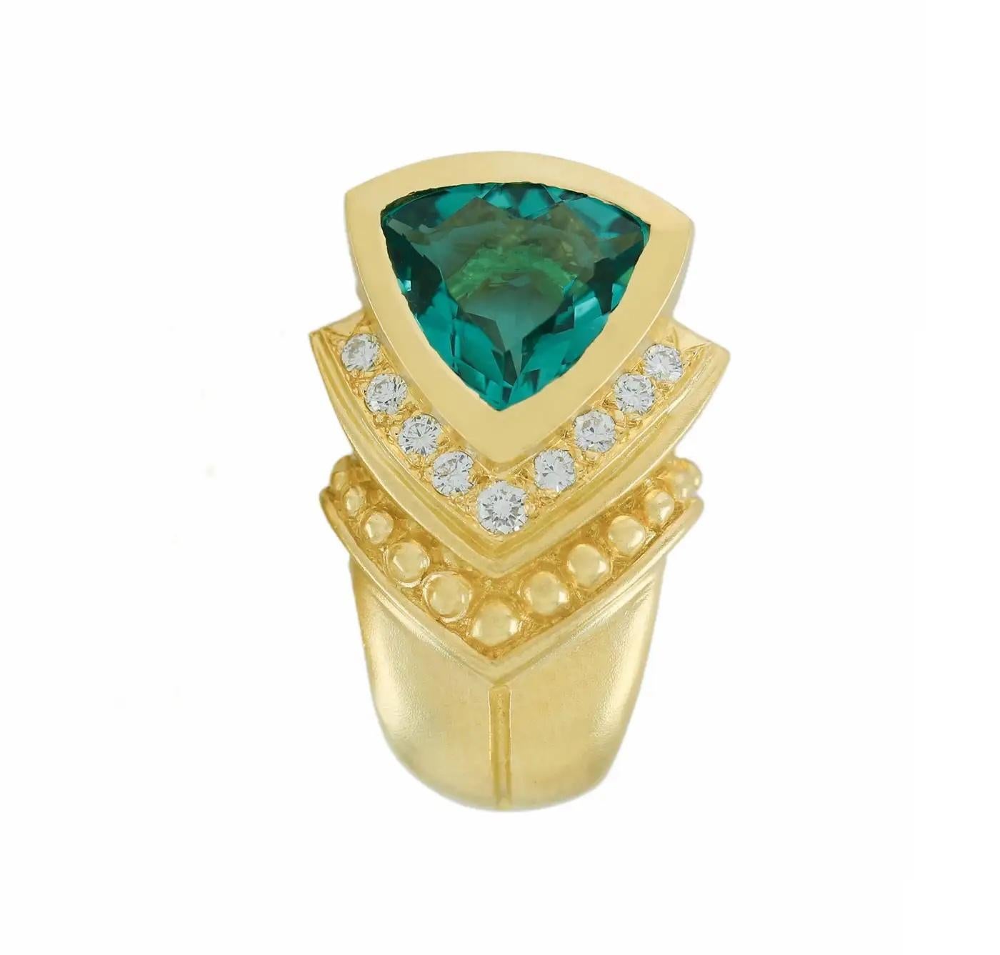 D'une sophistication audacieuse, ces clips d'oreille italiens de la fin du XXe siècle, vers 1985-1995, sont impeccablement réalisés en or jaune 18 carats et sertis de deux tourmalines vertes exceptionnelles de taille trillion, pesant environ 5,0