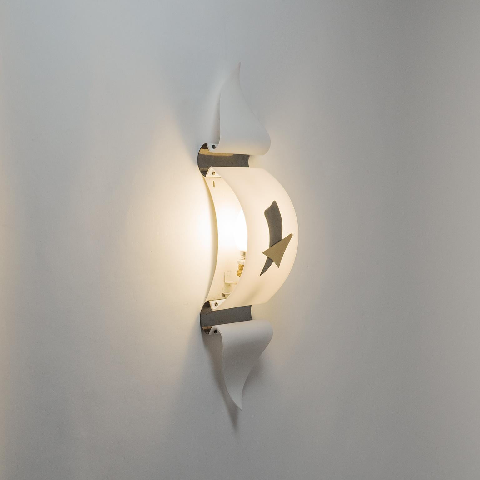 Sculptural Italian Brass and Perspex Wall Light, 1950s  For Sale 4