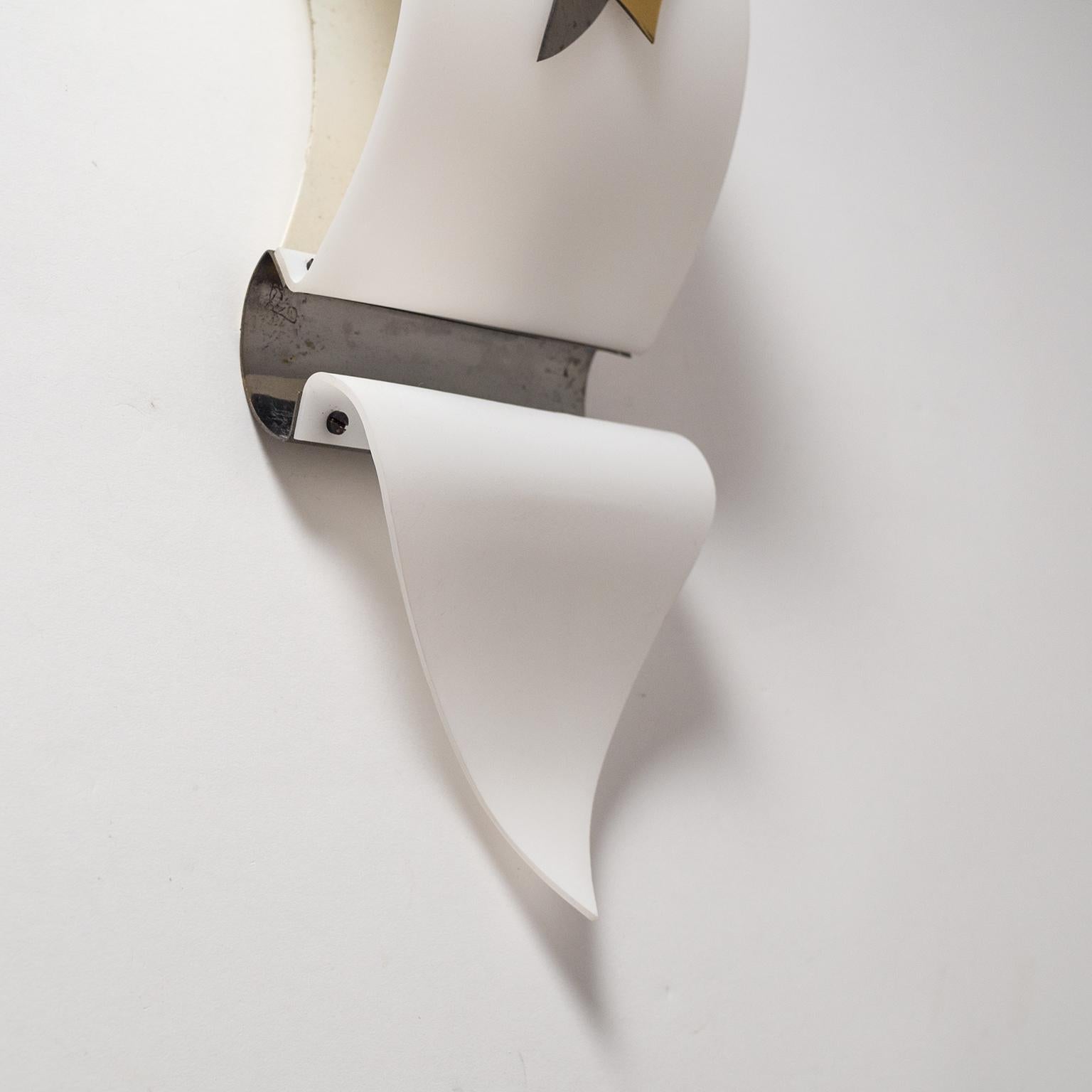Sculpturale applique italienne en laiton et plexiglas, années 1950  en vente 1