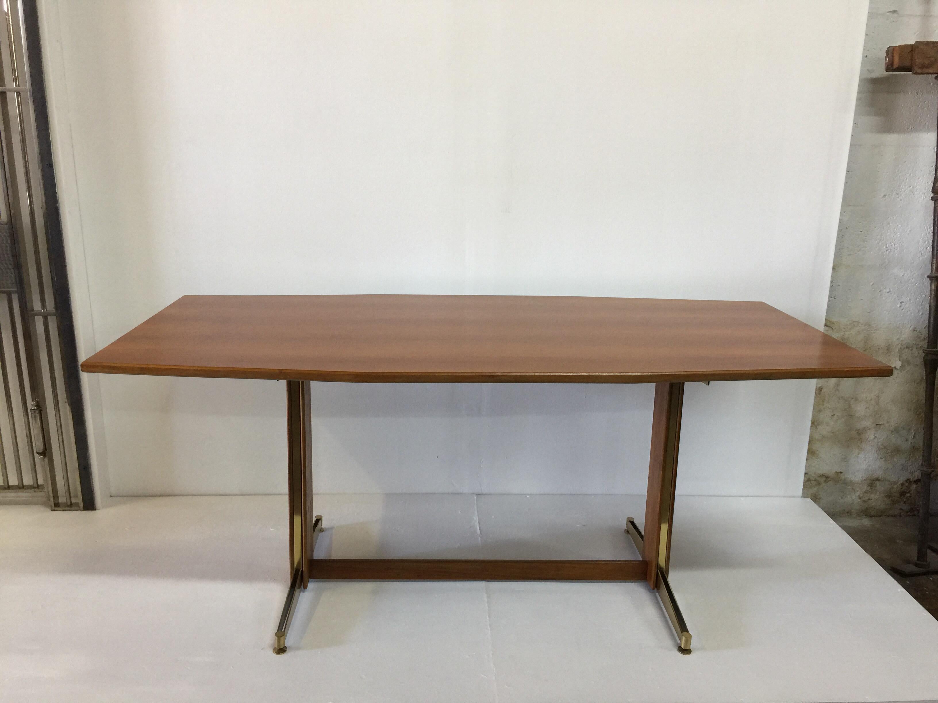 Such a lovely table with Italian fruitwood veneer top and brass accents to base. The top is slightly tapering at the ends which adds style! This is a very solid piece and in very nice condition - see detailed images.