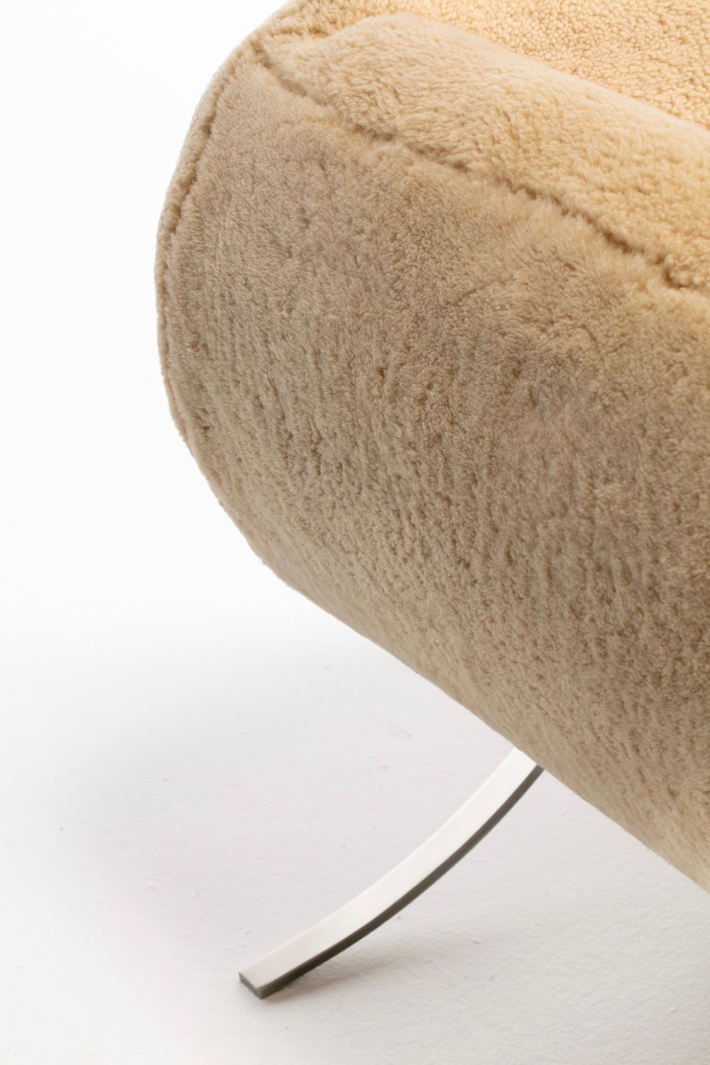 Sculptural Italian Chair by Arflex in Hand Sewn Champagne Shearling Hides c.1991 For Sale 5