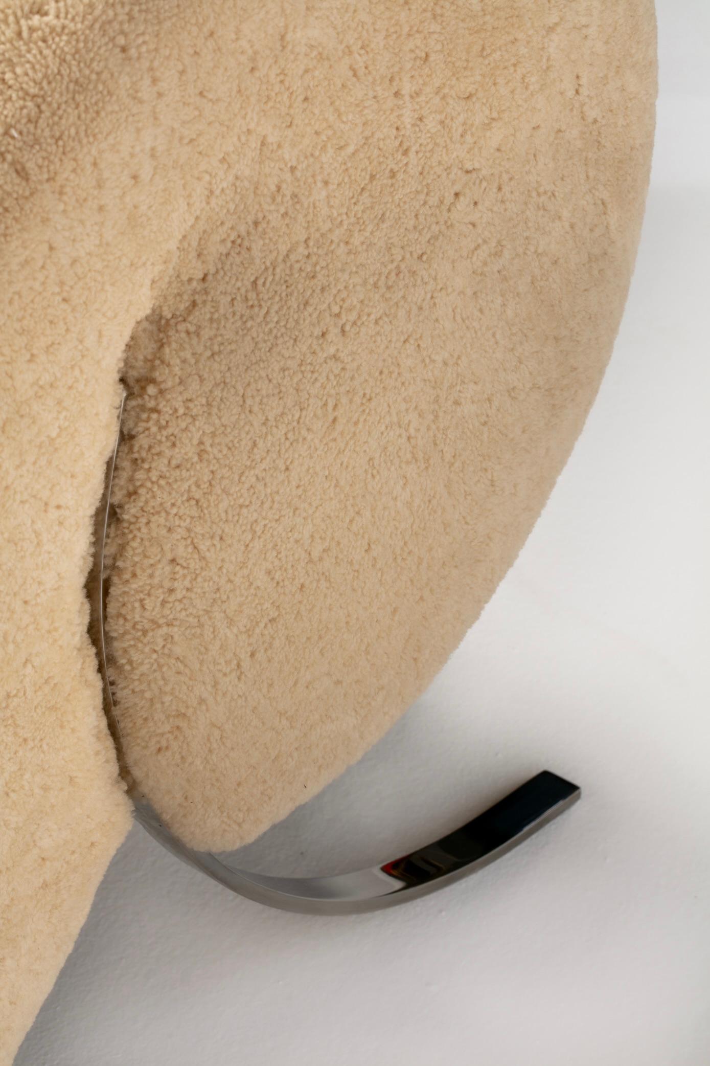 Sculptural Italian Chair by Arflex in Hand Sewn Champagne Shearling Hides c.1991 For Sale 7