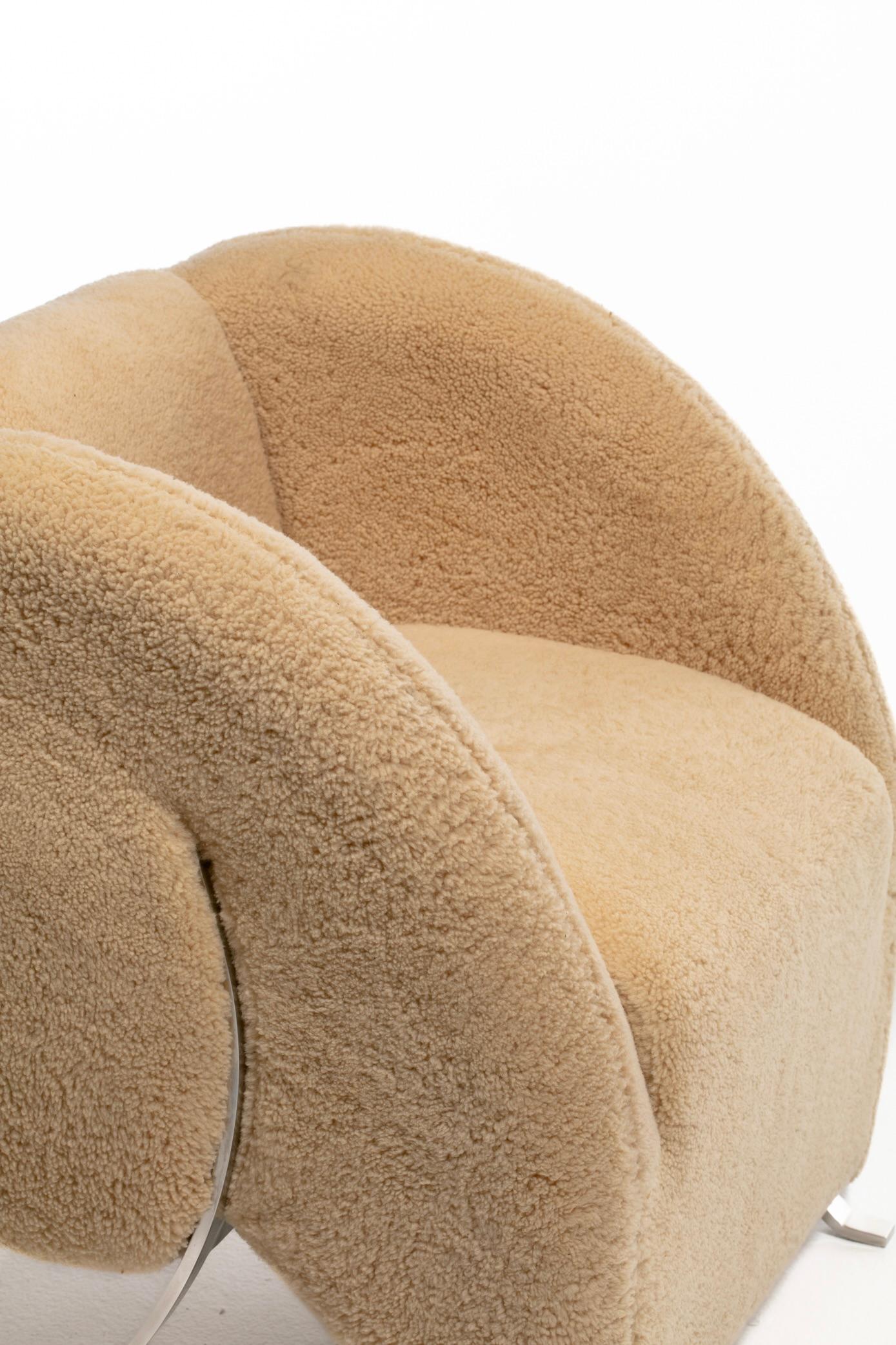 Sculptural Italian Chair by Arflex in Hand Sewn Champagne Shearling Hides c.1991 For Sale 9