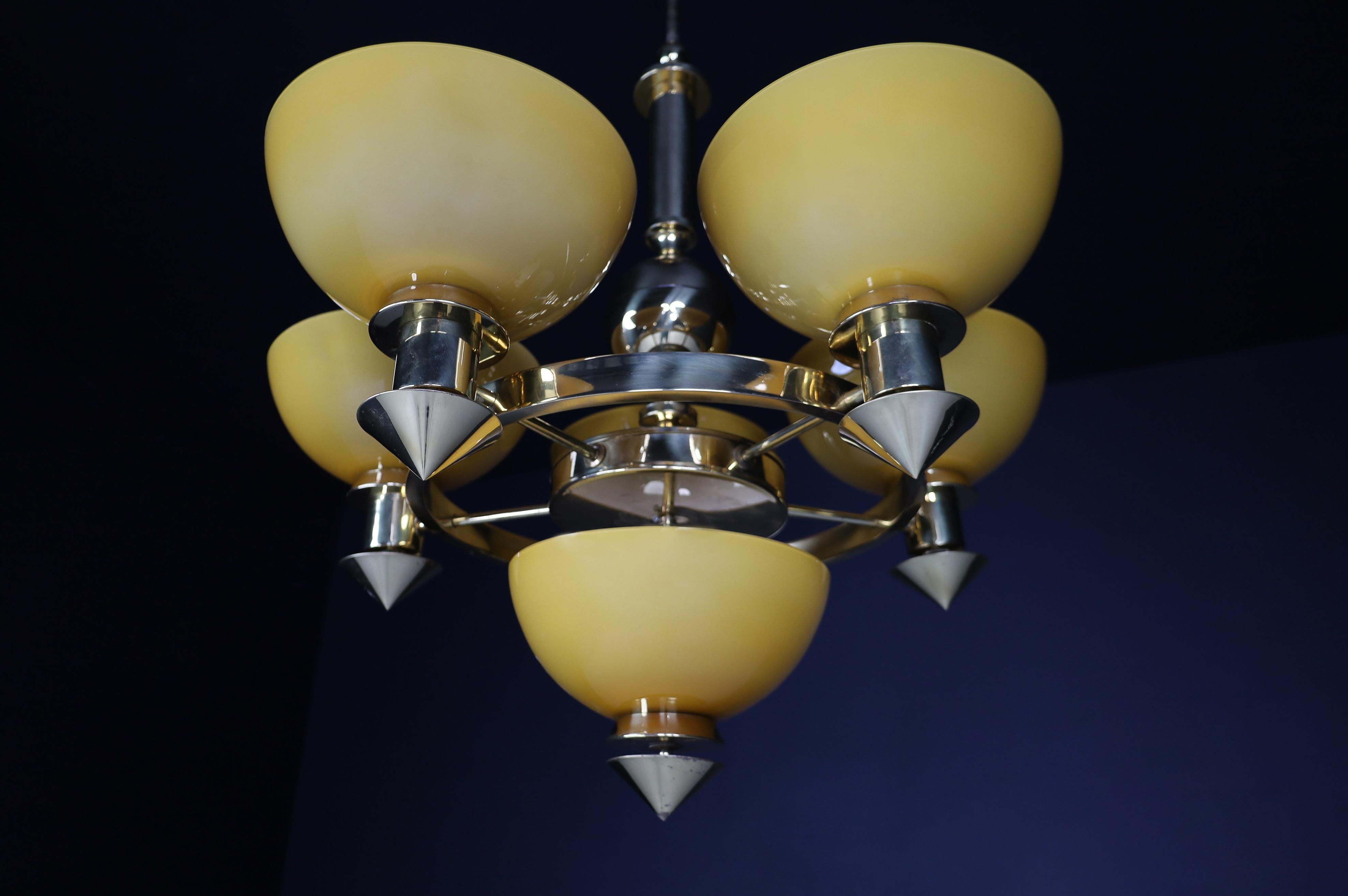 Lustre italien sculptural en laiton et verre opalin ambre et or, années 1970 12x en vente 5