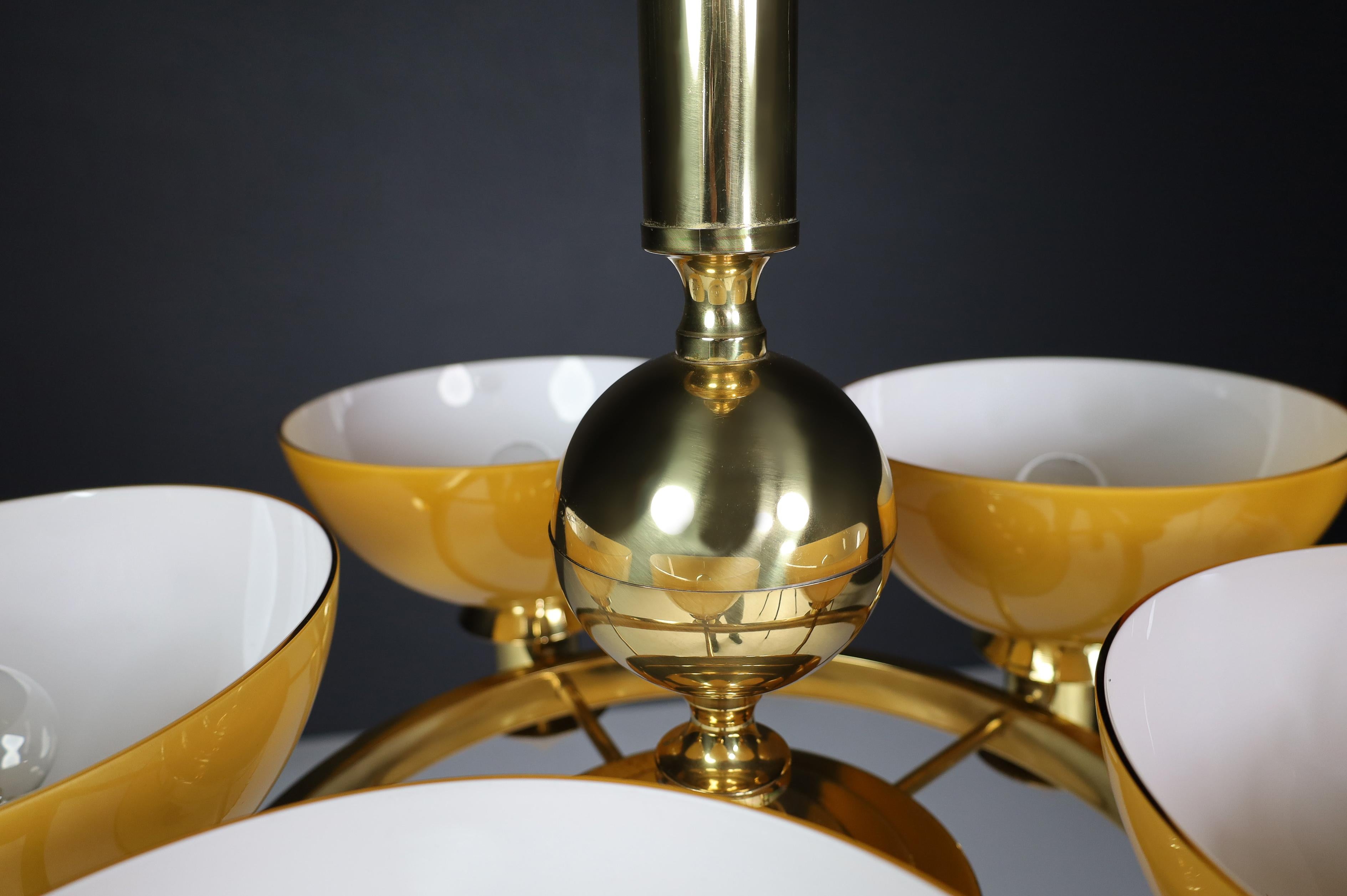 Lustre italien sculptural en laiton et verre opalin ambre et or, années 1970 12x en vente 7