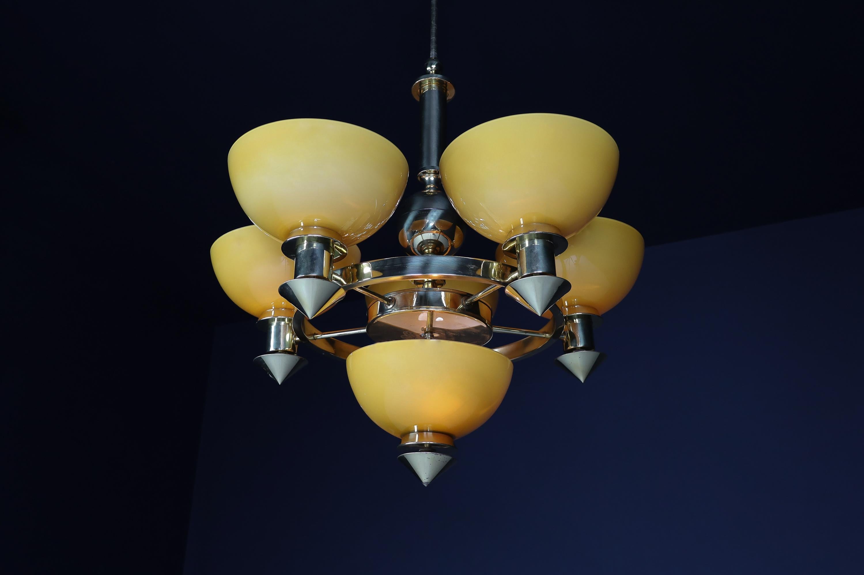 Lustre italien sculptural en laiton et verre opalin ambre et or, années 1970 12x en vente 8