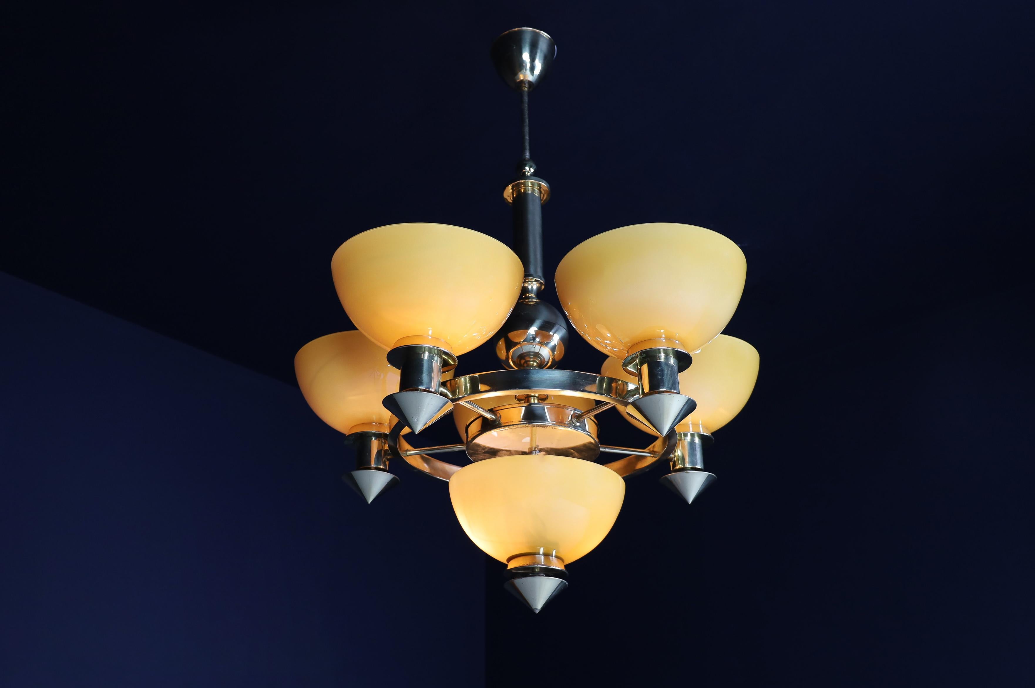 Lustre italien sculptural en laiton et verre opalin ambre et or, années 1970 12x en vente 9
