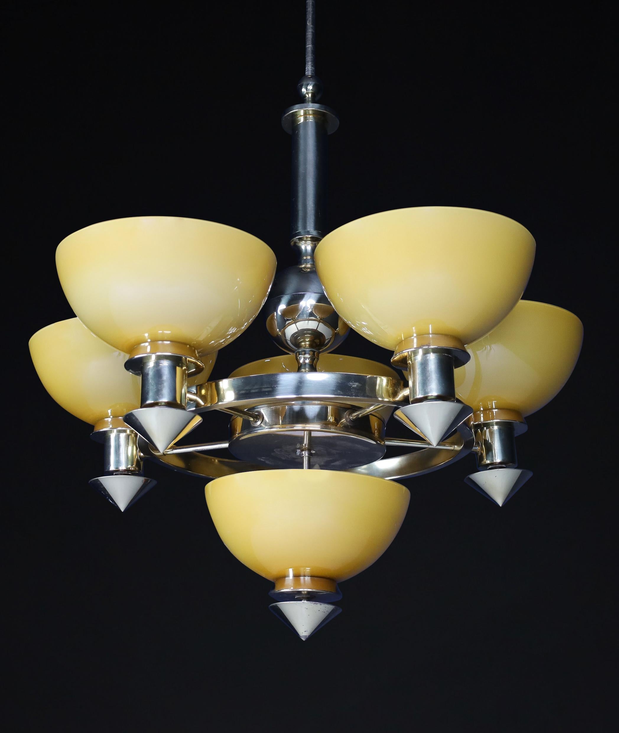 Lustre italien sculptural en laiton et verre opalin ambre et or, années 1970 12x en vente 10