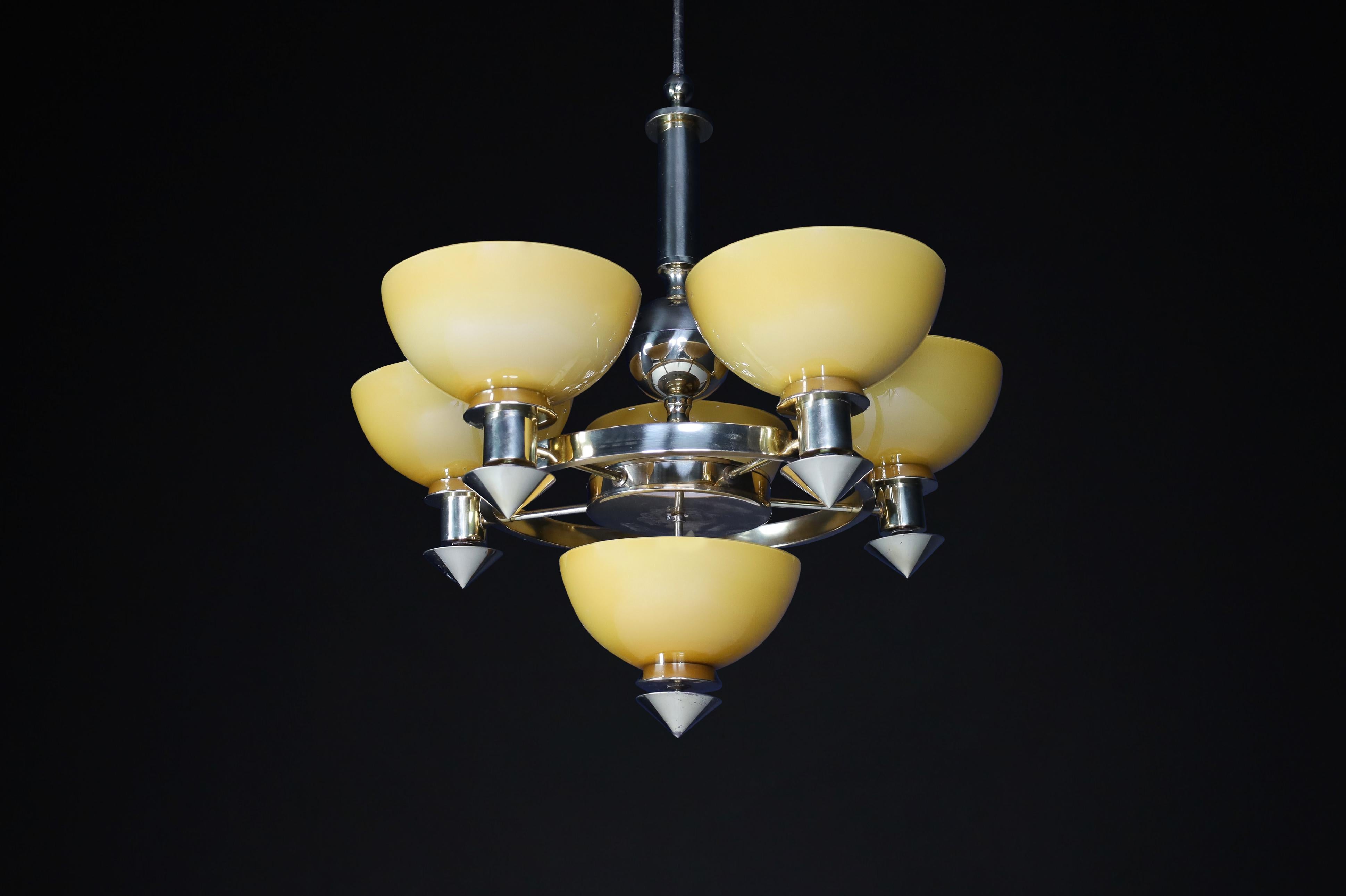 Lustre italien sculptural en laiton et verre opalin ambre et or, années 1970 12x en vente 11