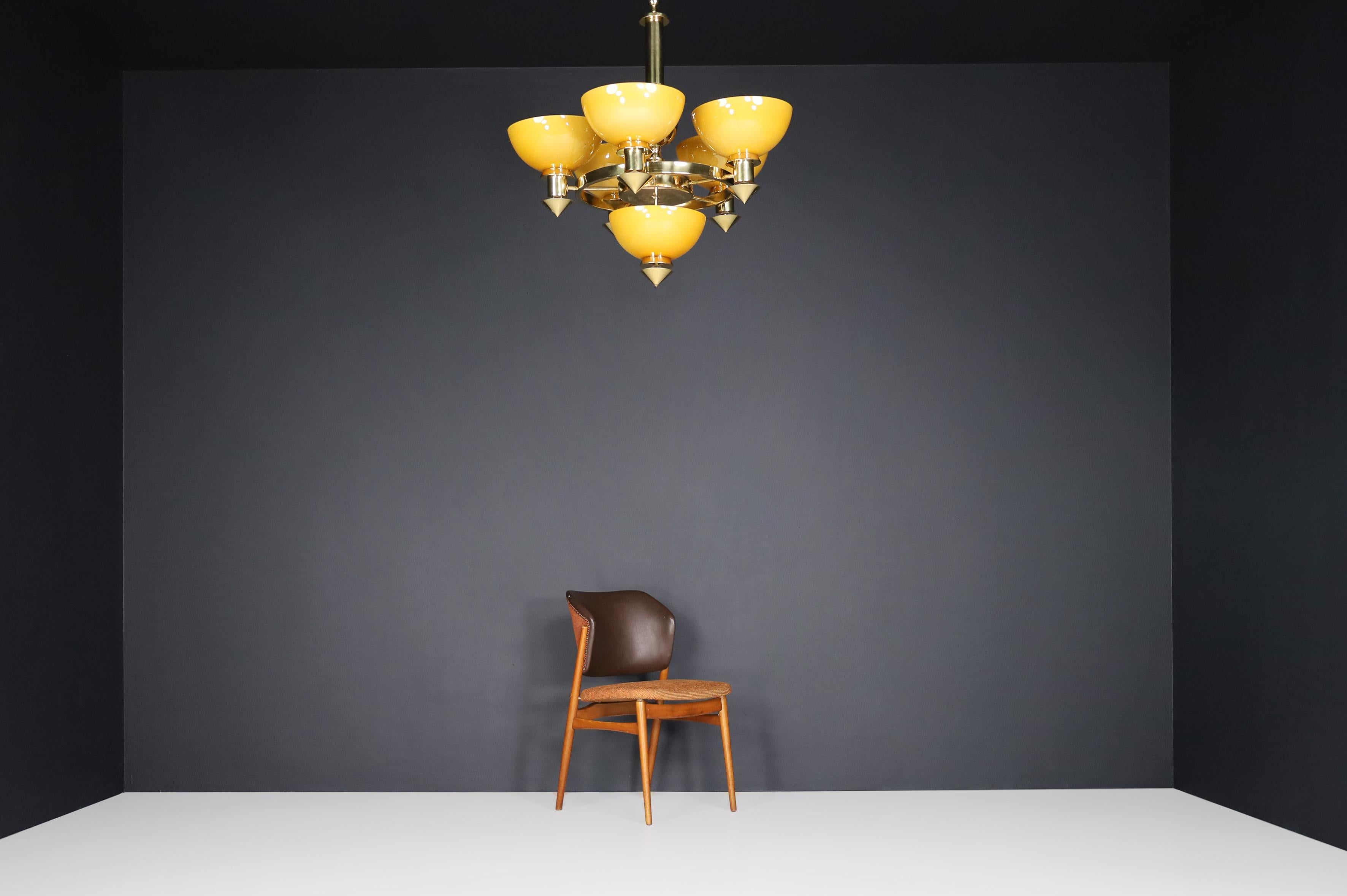 Lustre italien sculptural en laiton et verre opalin ambre et or, années 1970 12x en vente 12