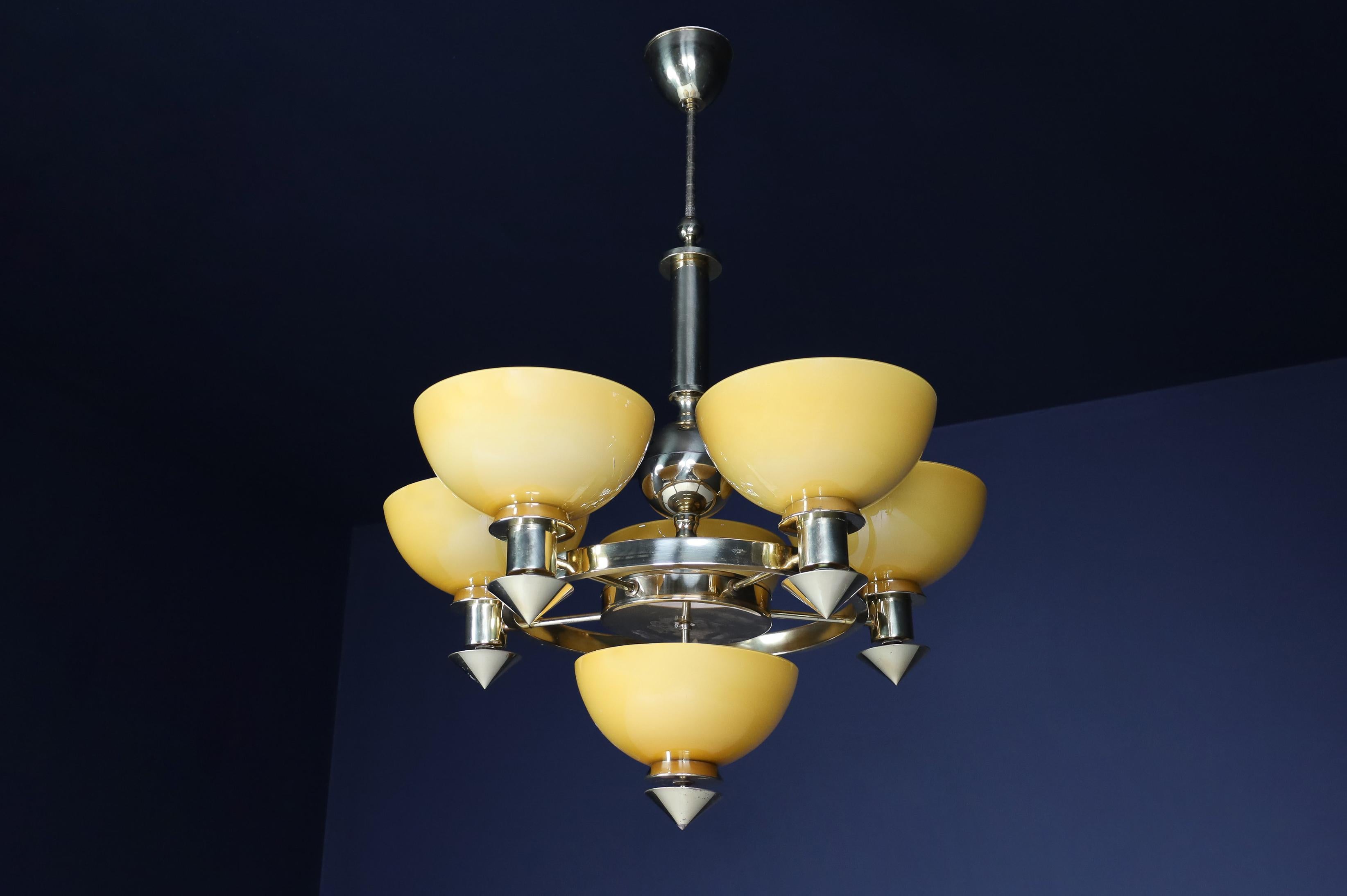 Lustre italien sculptural en laiton et verre opalin ambre et or, années 1970
Prix par lustre - 12 disponibles

Elegant, architectural et typiquement italien, ce lustre sculptural des années 1970 est un exemple raffiné du design d'éclairage du milieu